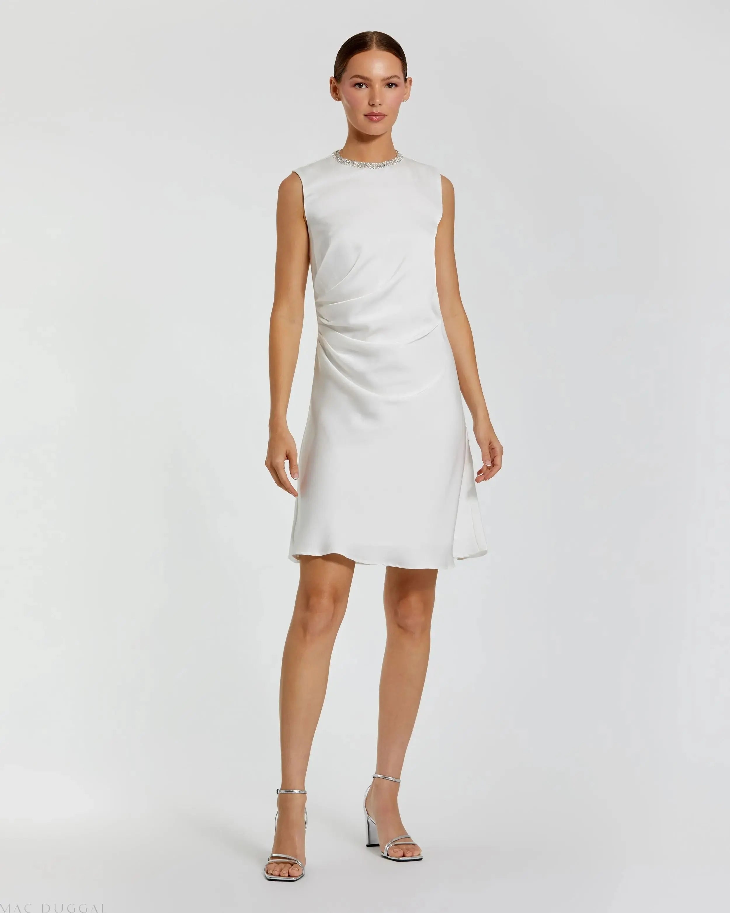 ホワイトラインストーンネックラインドレープミニドレス｜Mac Duggal