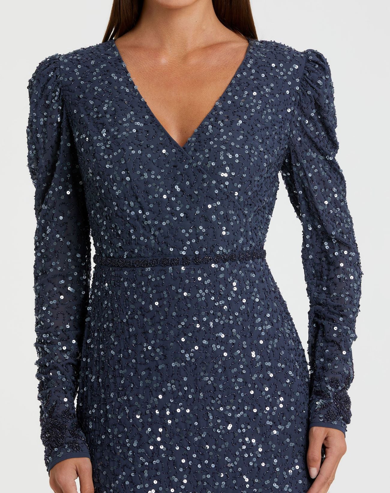 Robe à sequins avec ourlet et ceinture ornés