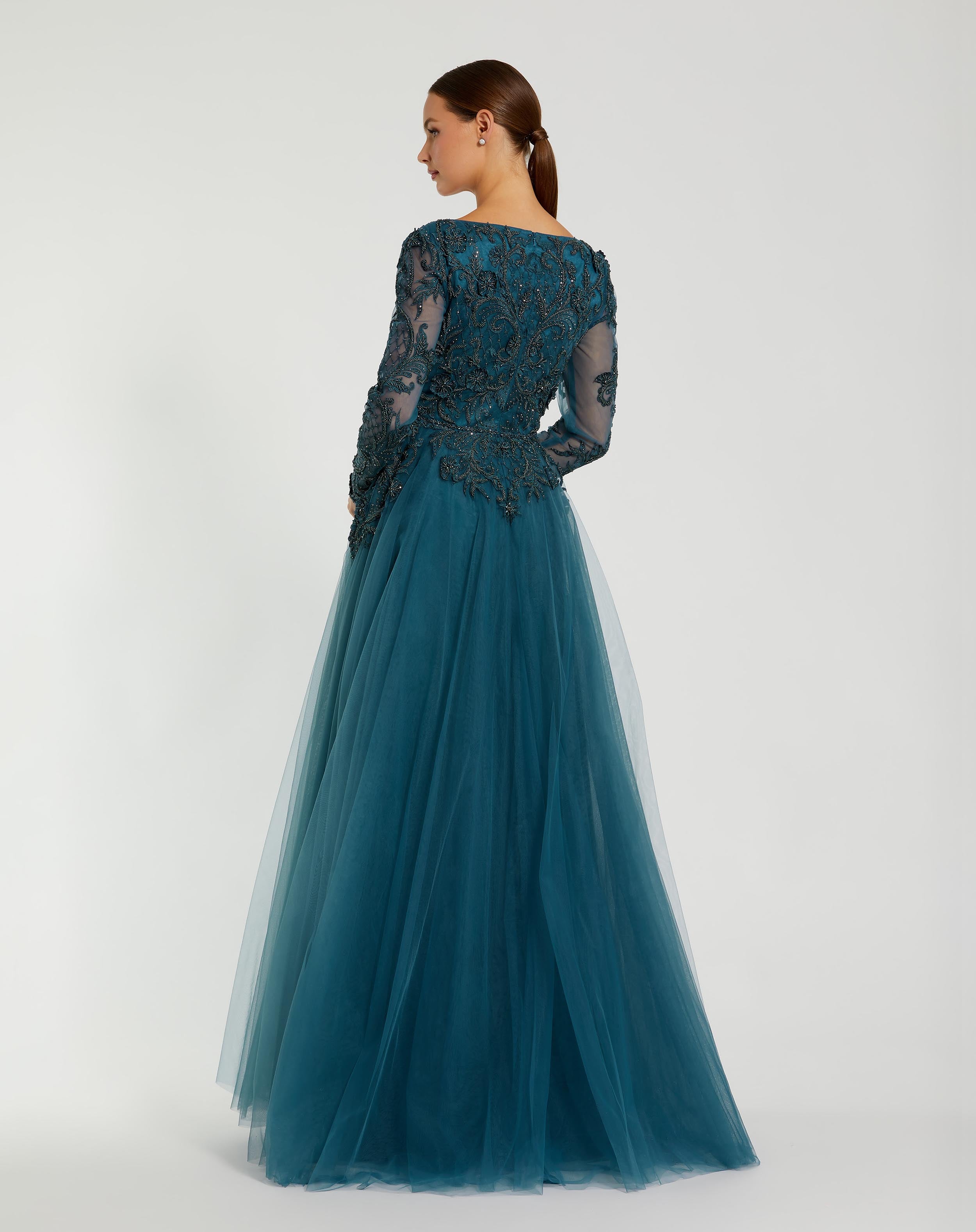 Robe en tulle à manches longues et ornements