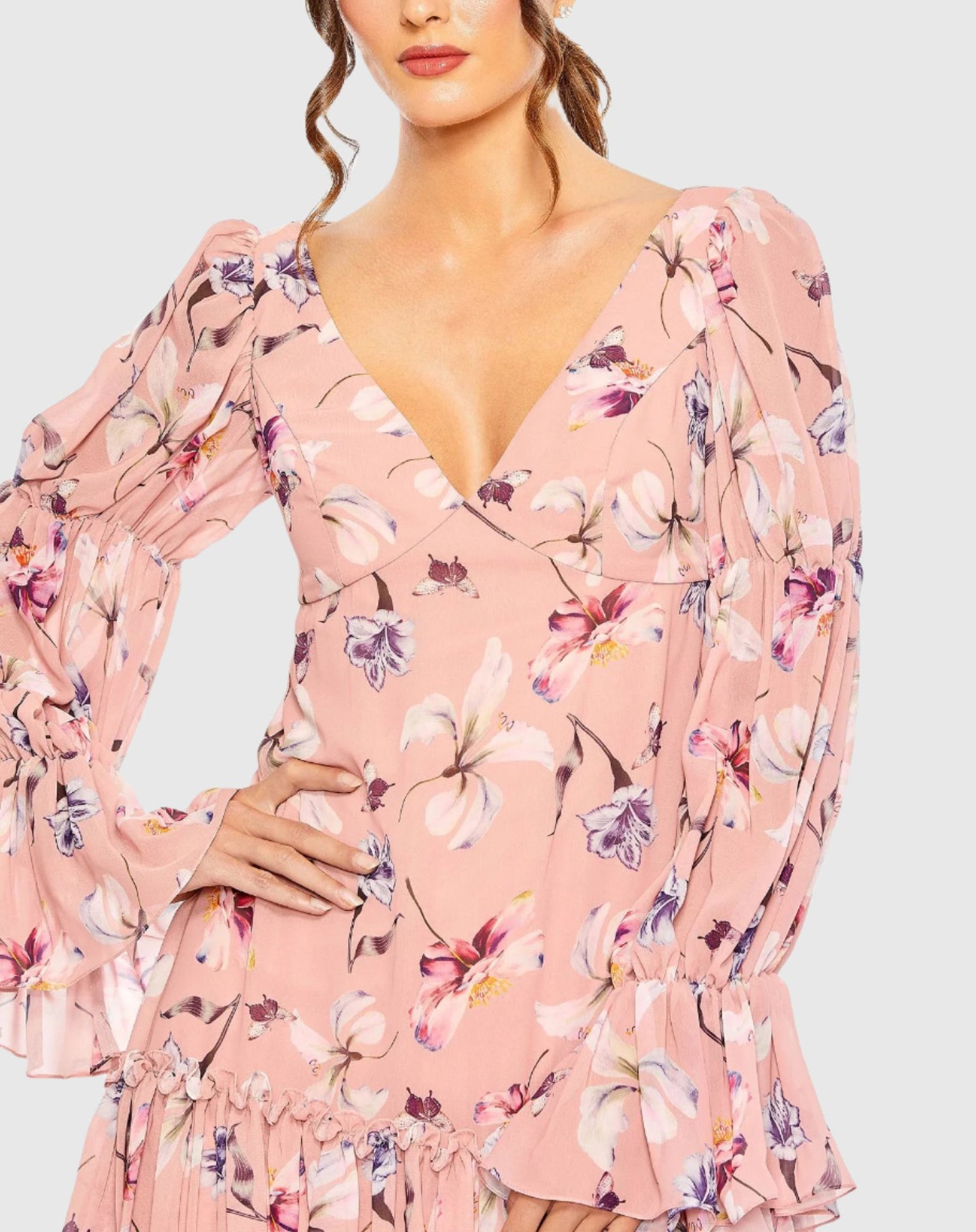 Vestido longo com estampa floral e mangas esvoaçantes