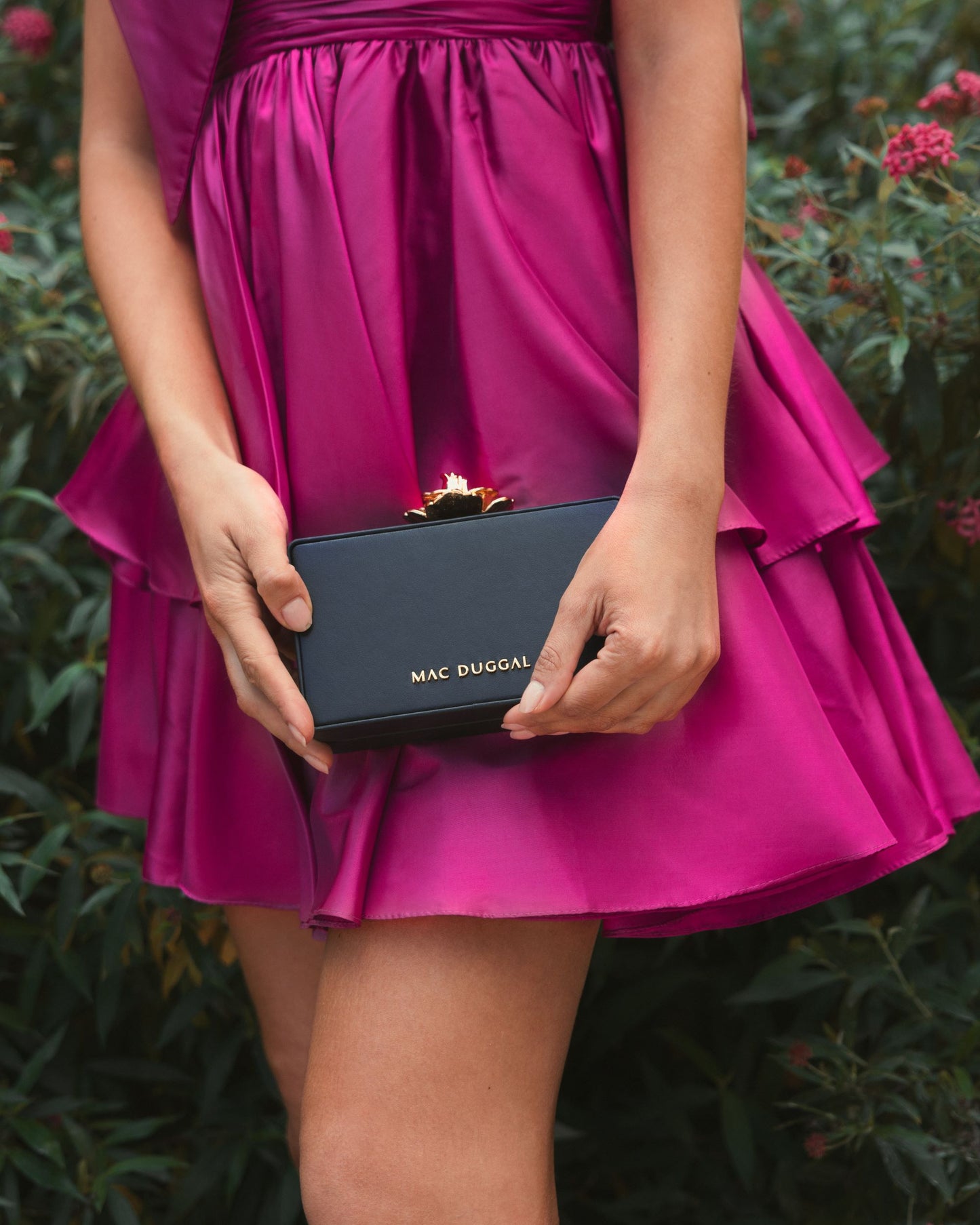 Bolsa de mão em couro napa preto mini rosa dourado