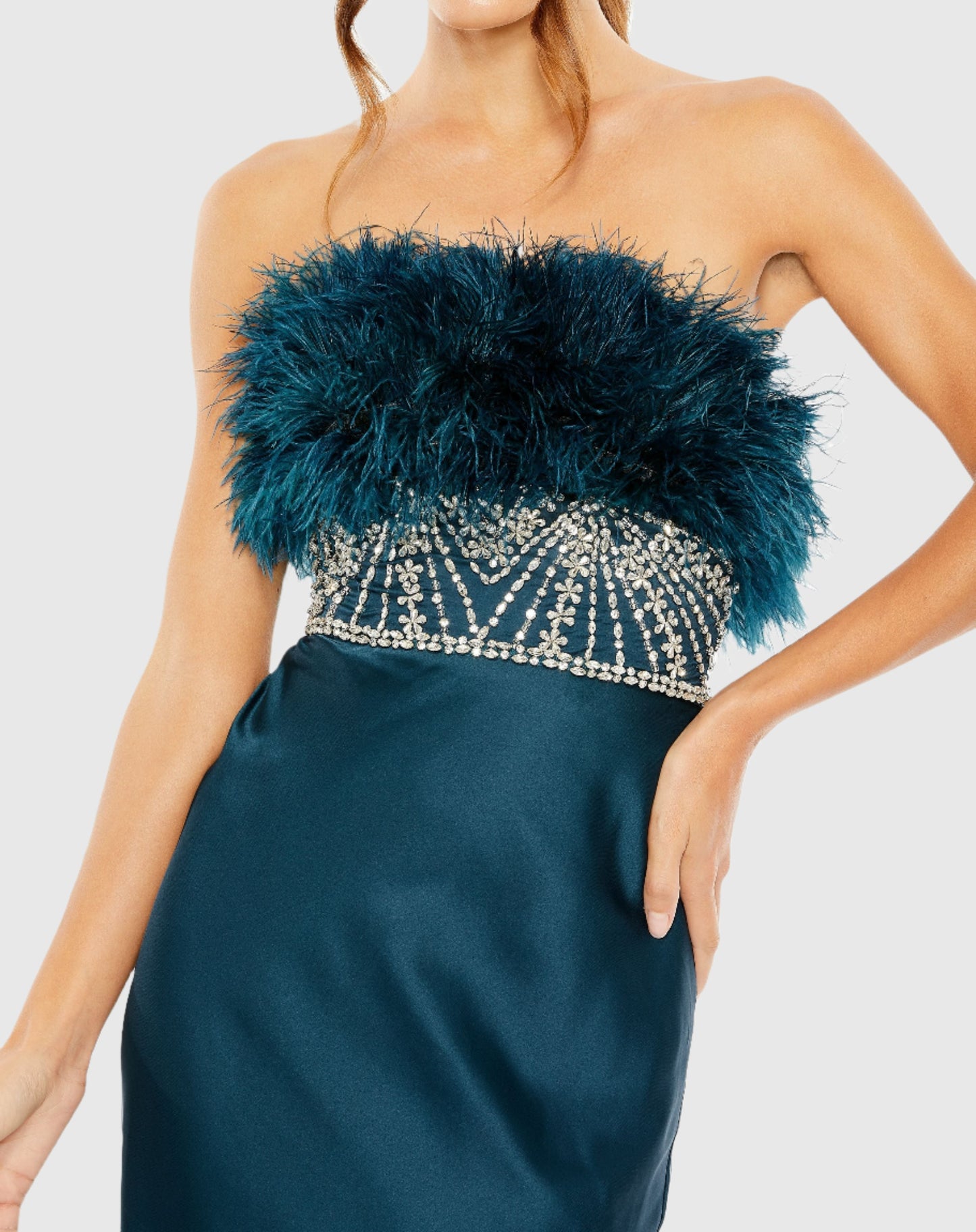 Robe sans bretelles avec plumes et strass 