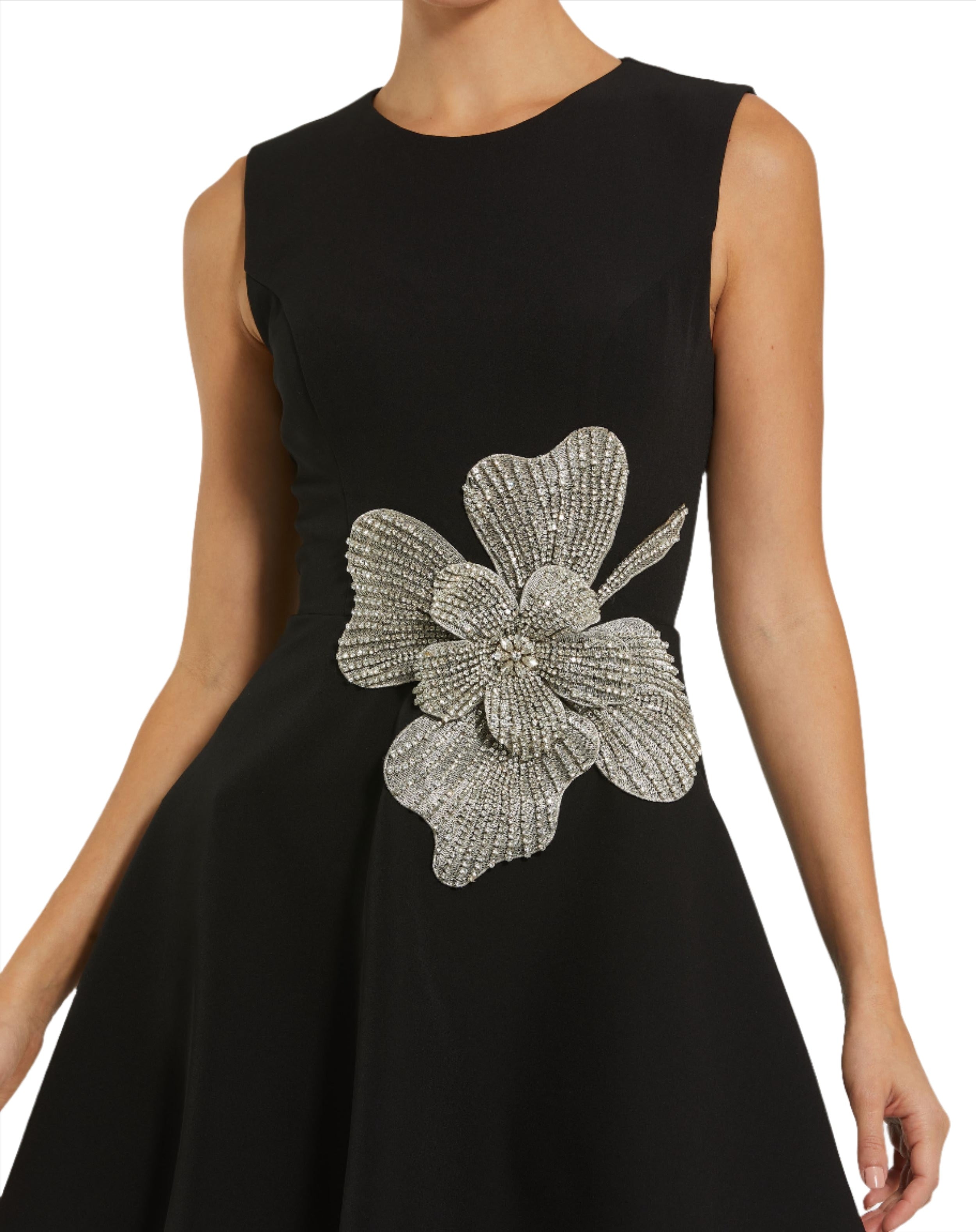 Mini-robe sans manches en crêpe avec fleur en strass