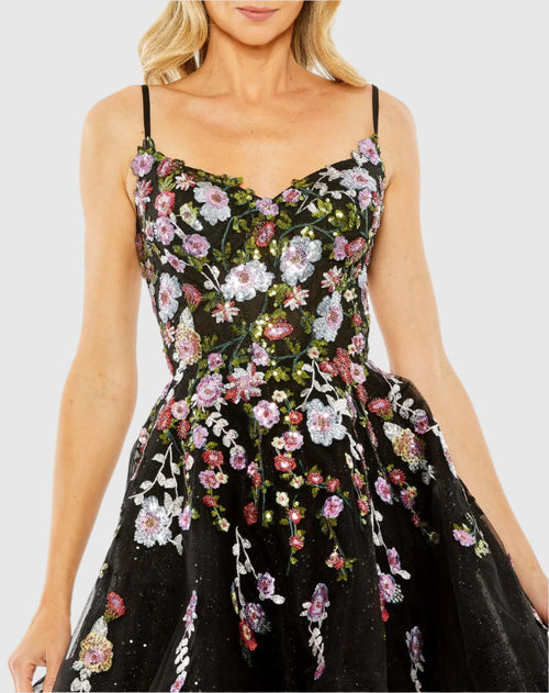 Vestido curto bordado floral com alça fina