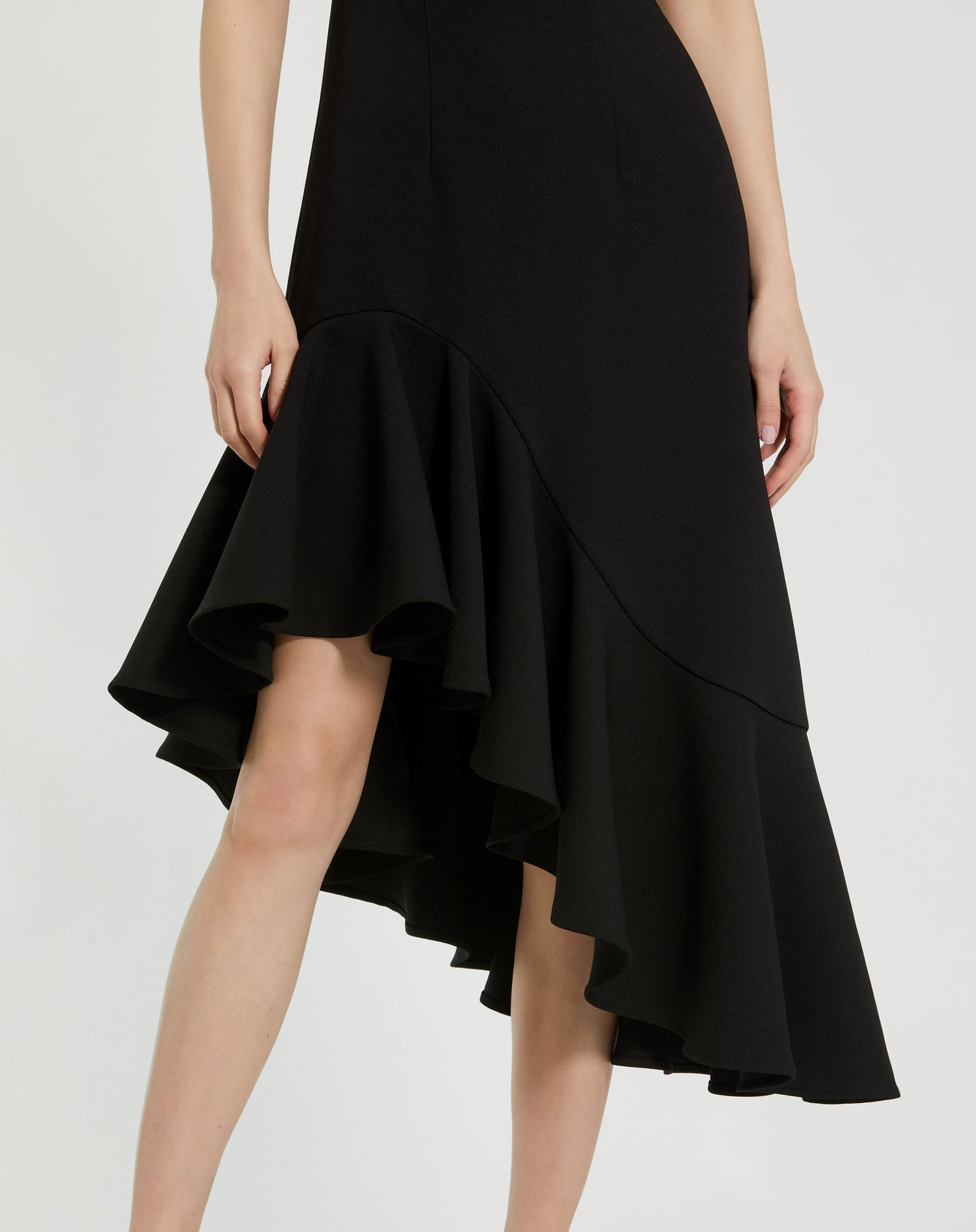 Kreppkleid mit 3/4-Ärmeln und asymmetrischem Saum