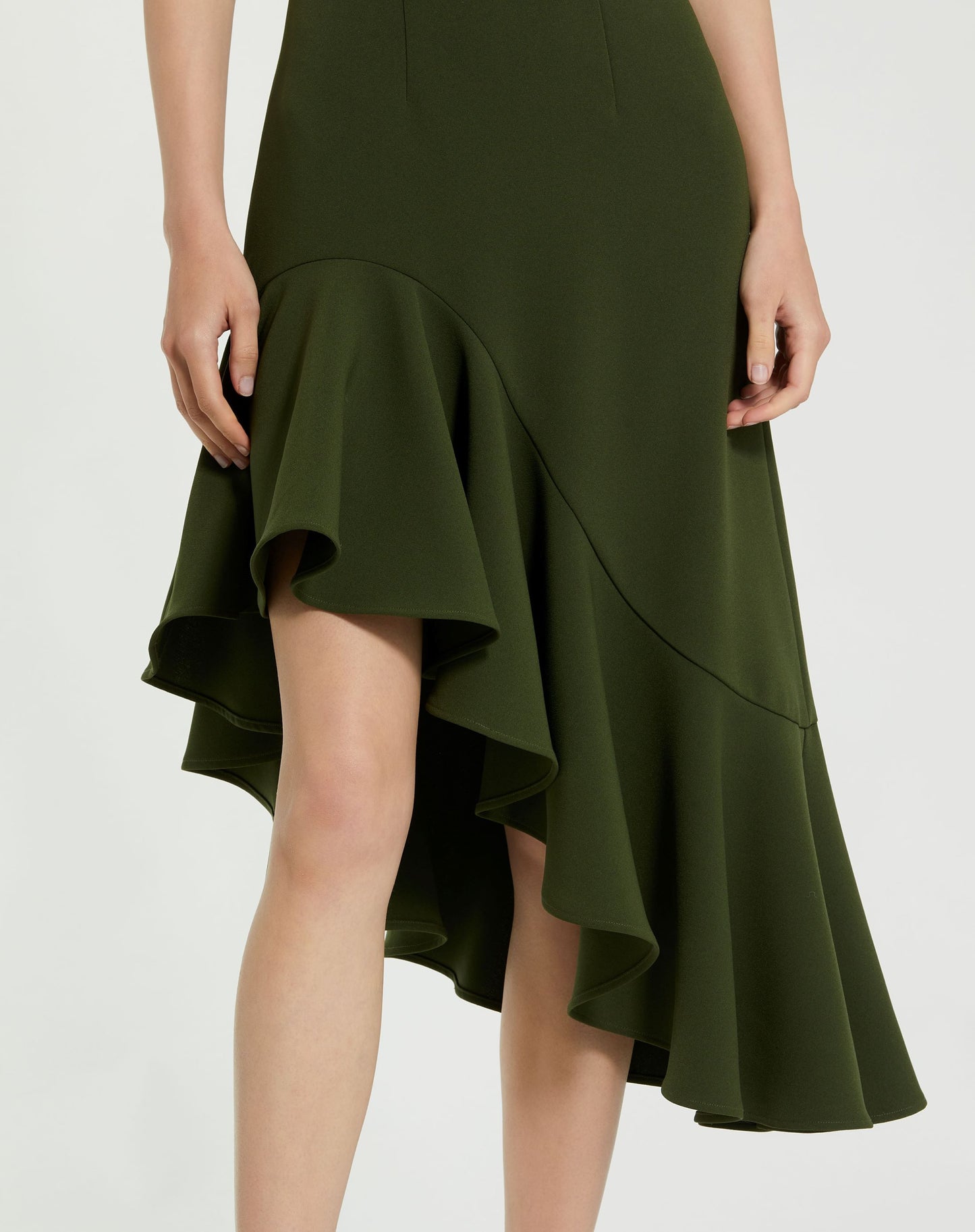 Kreppkleid mit 3/4-Ärmeln und asymmetrischem Saum