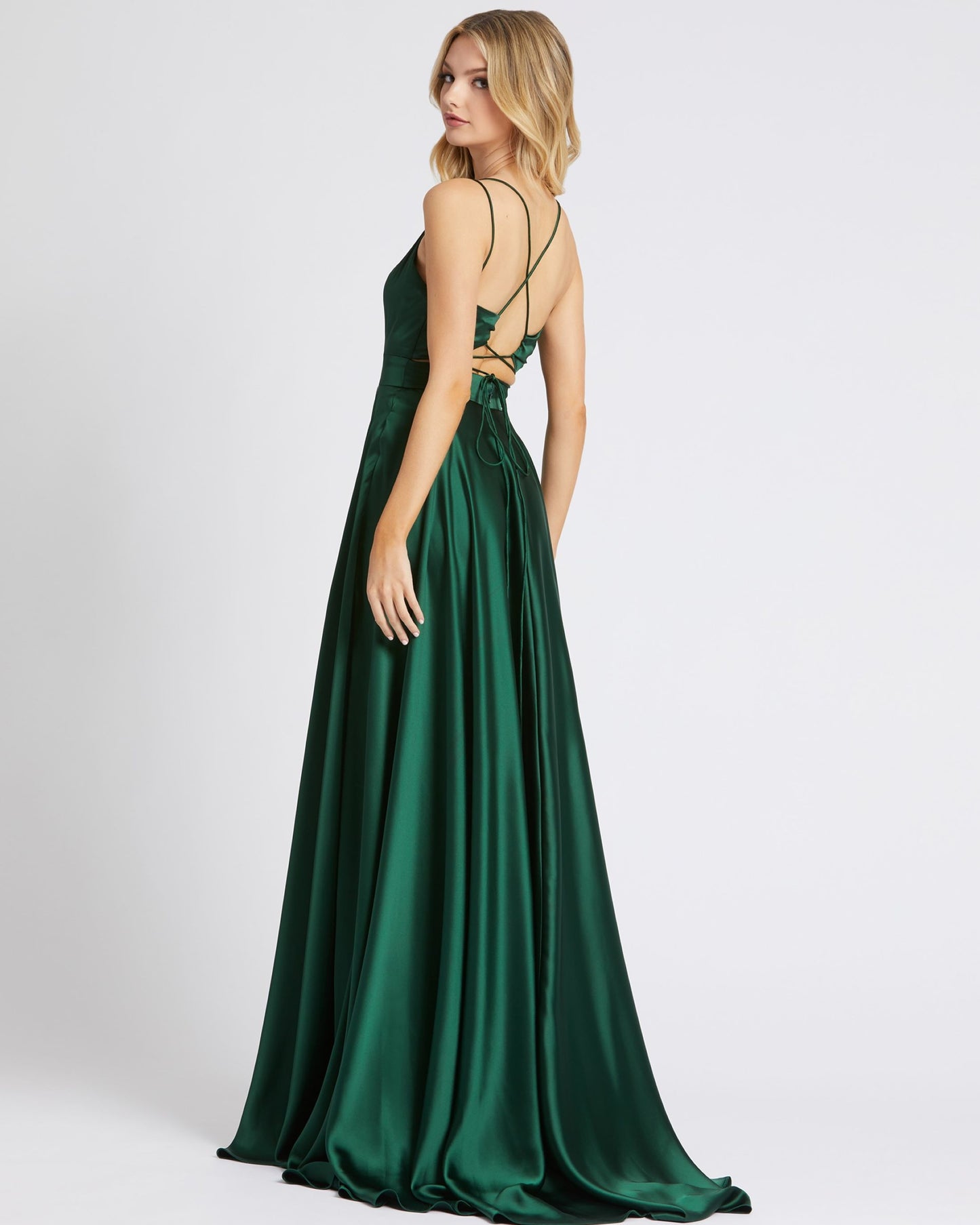 Robe en satin à fente haute et bretelles au dos