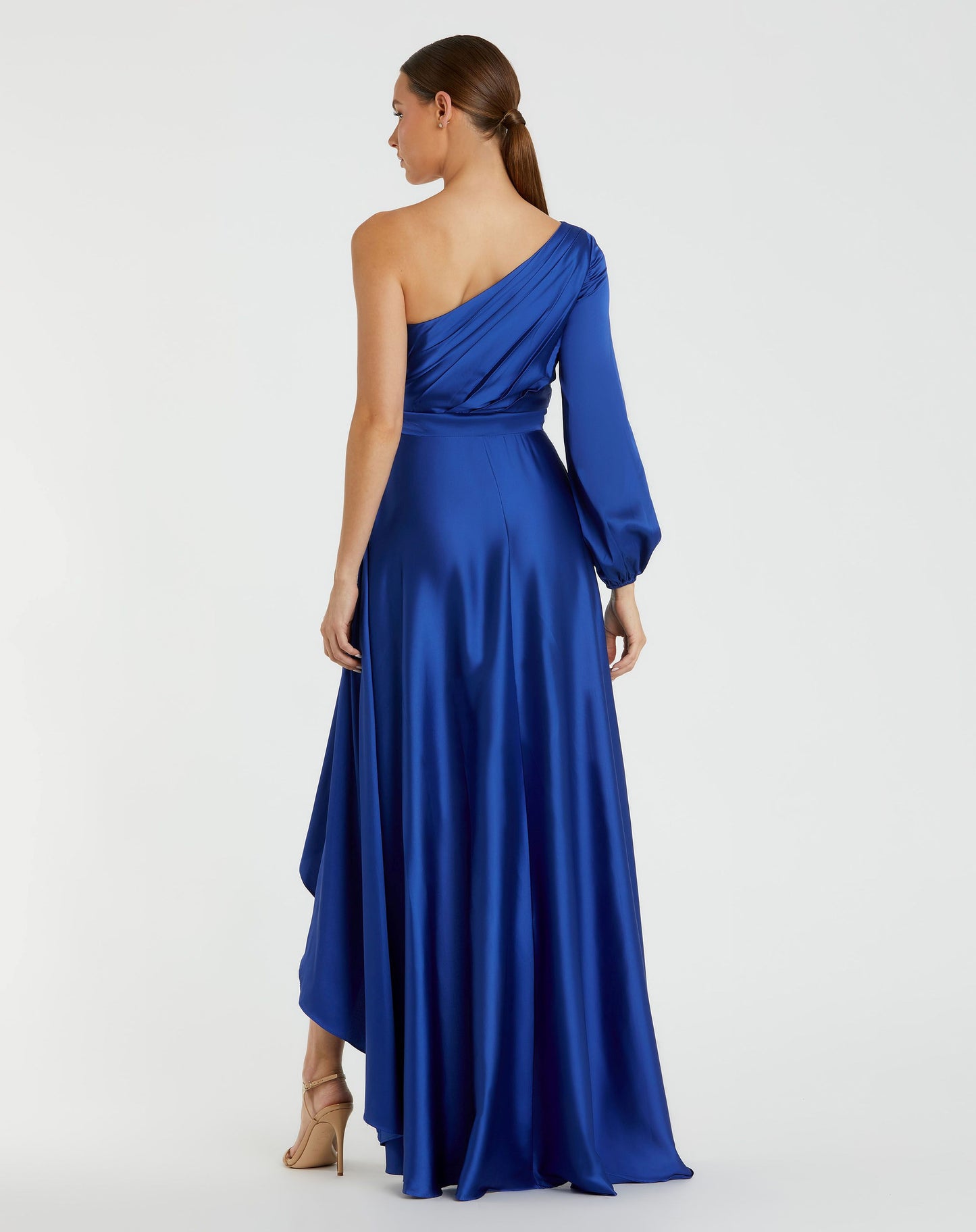 Langärmliges One-Shoulder-Satin-Kleid mit hohem Bund und A-Linie