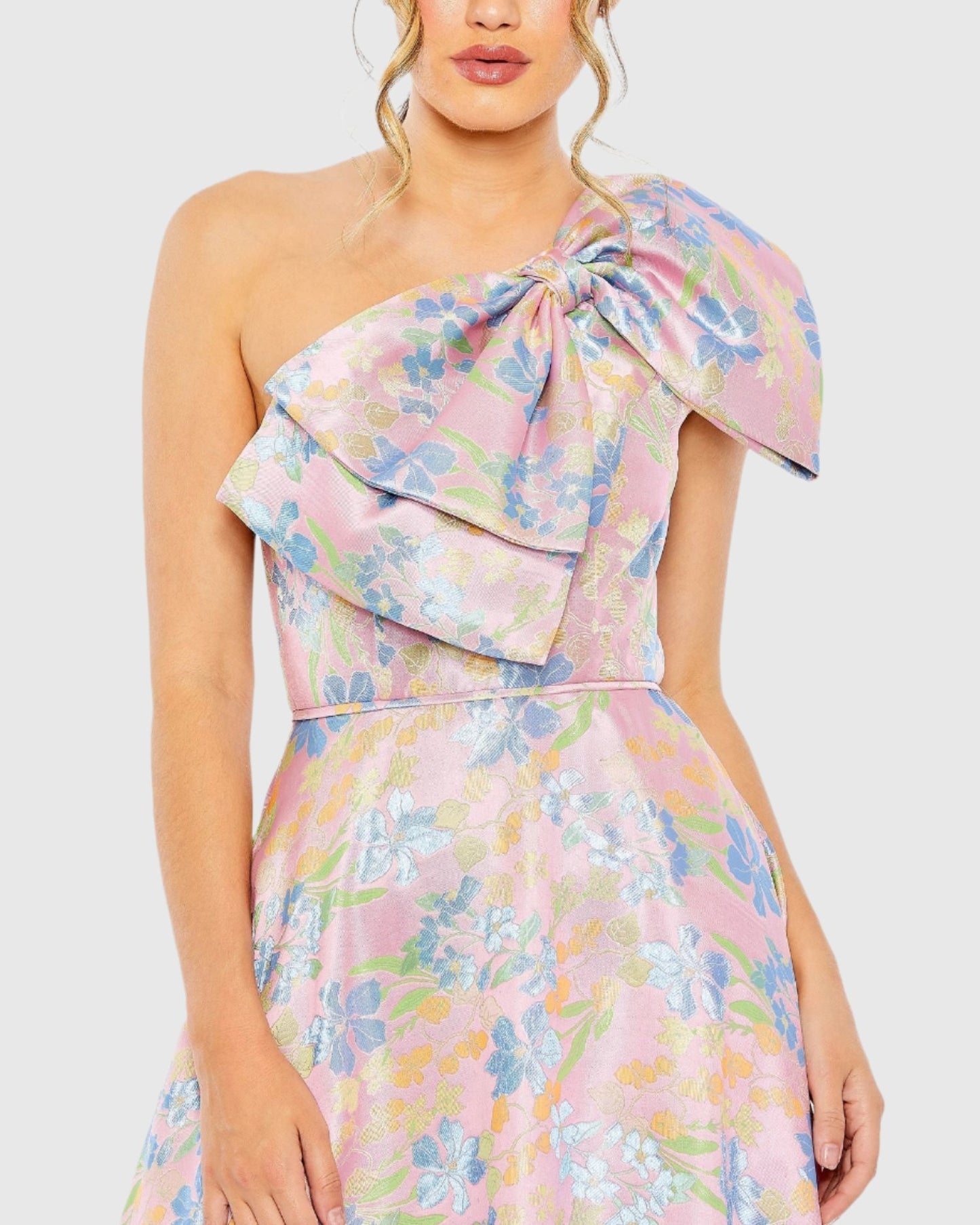 Vestido de um ombro bordado floral linha A