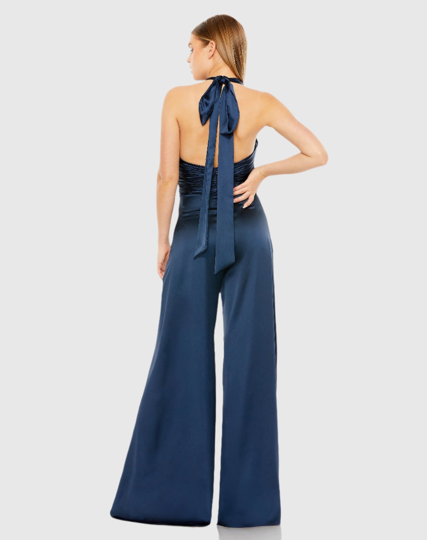 Jumpsuit aus Satin mit gerüschtem Neckholder-Top und weitem Bein