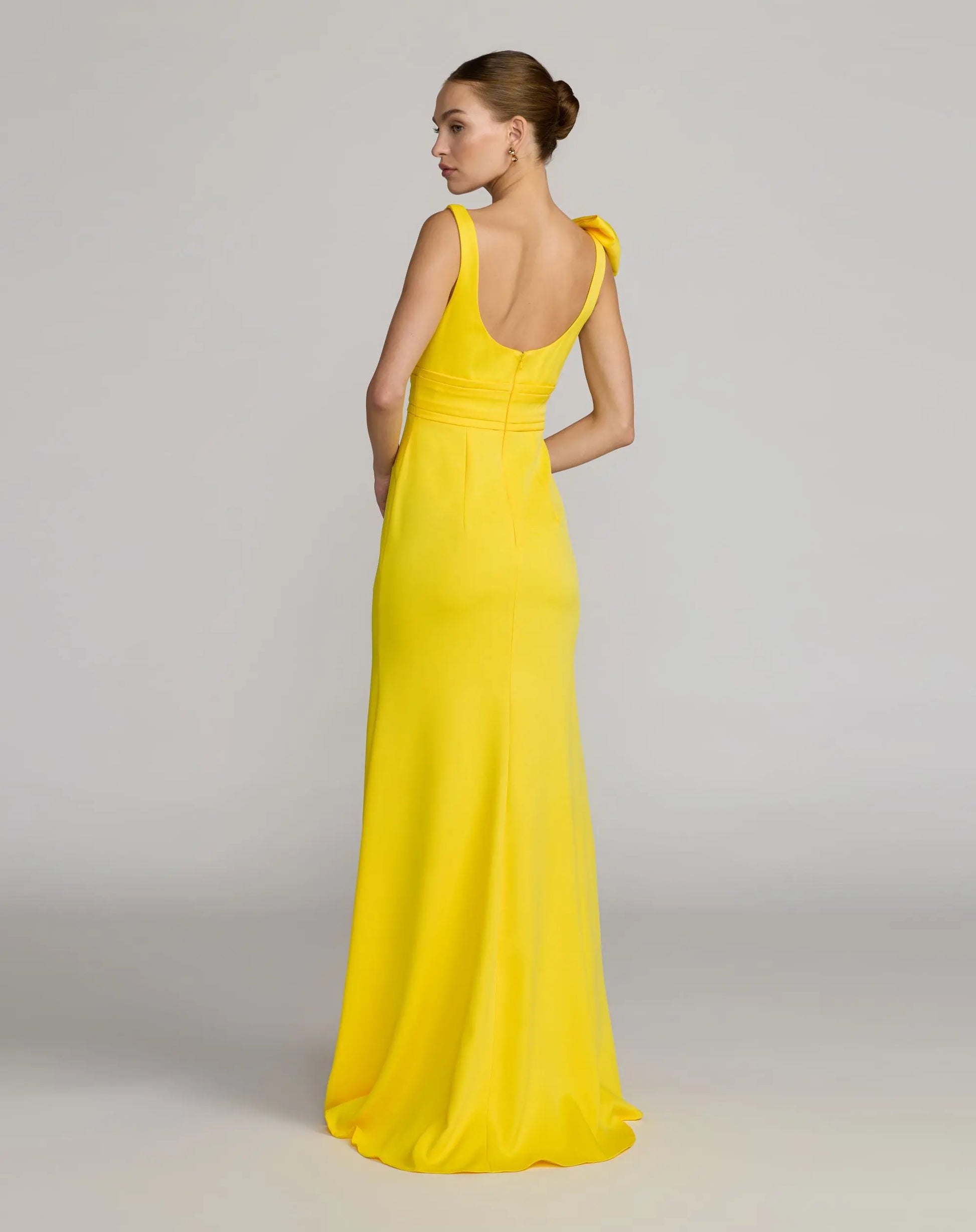 Yellow Scoop Neck Trumpet Gown With Bow