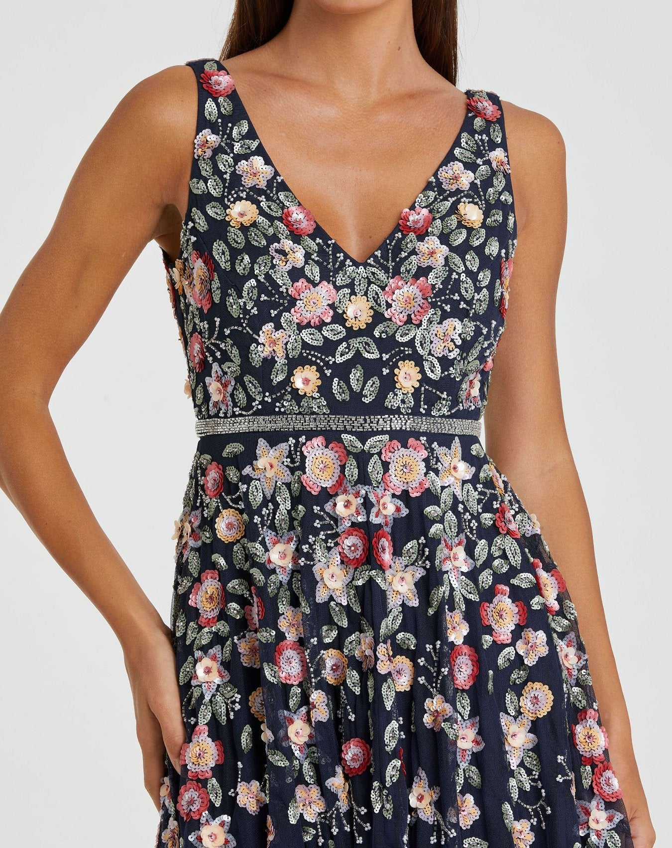 Vestido midi sem mangas com decote em V e contas florais em linha A