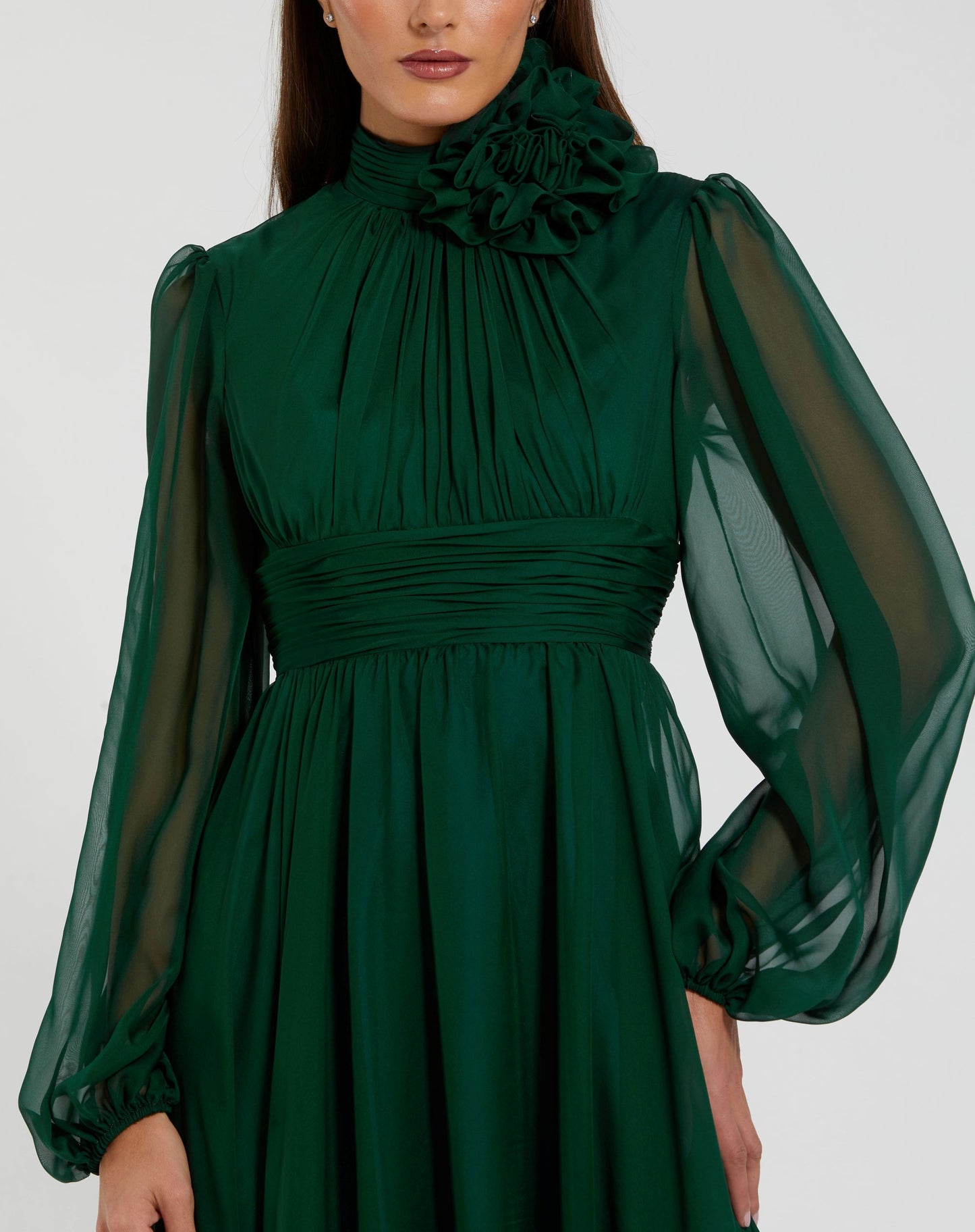 Chiffonkleid mit langen Ärmeln und High Low und 3D-Blume