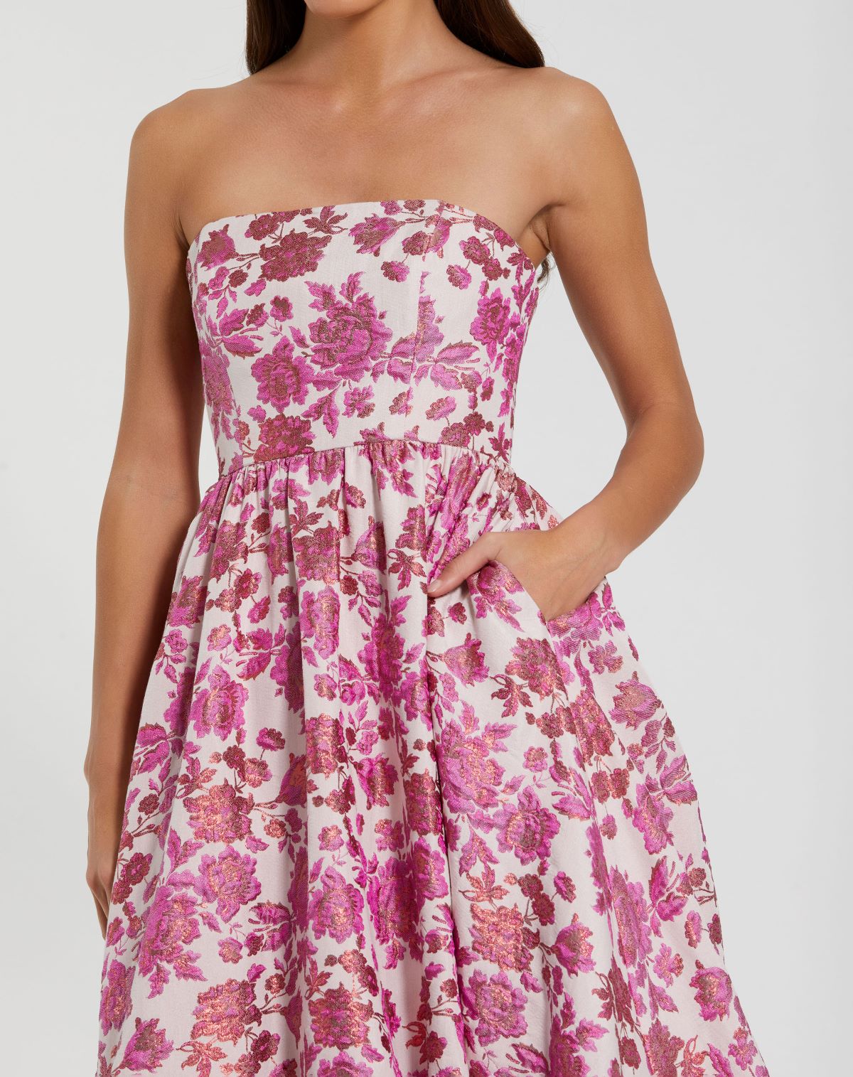 Vestido midi sem alças evasê brocado floral