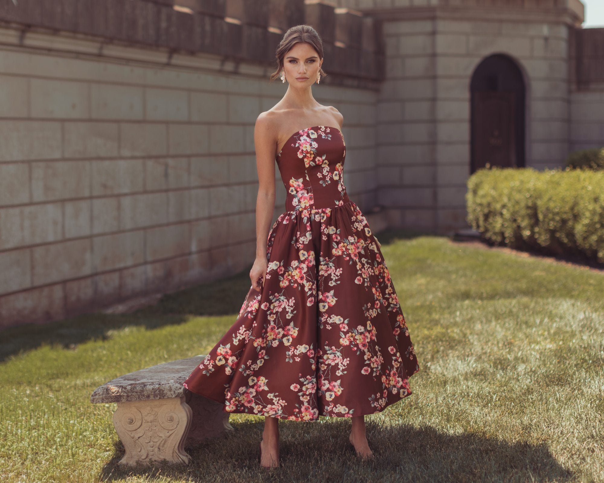 パープル ストラプレス ミニドレス 3Dロゼット付き | Mac Duggal
