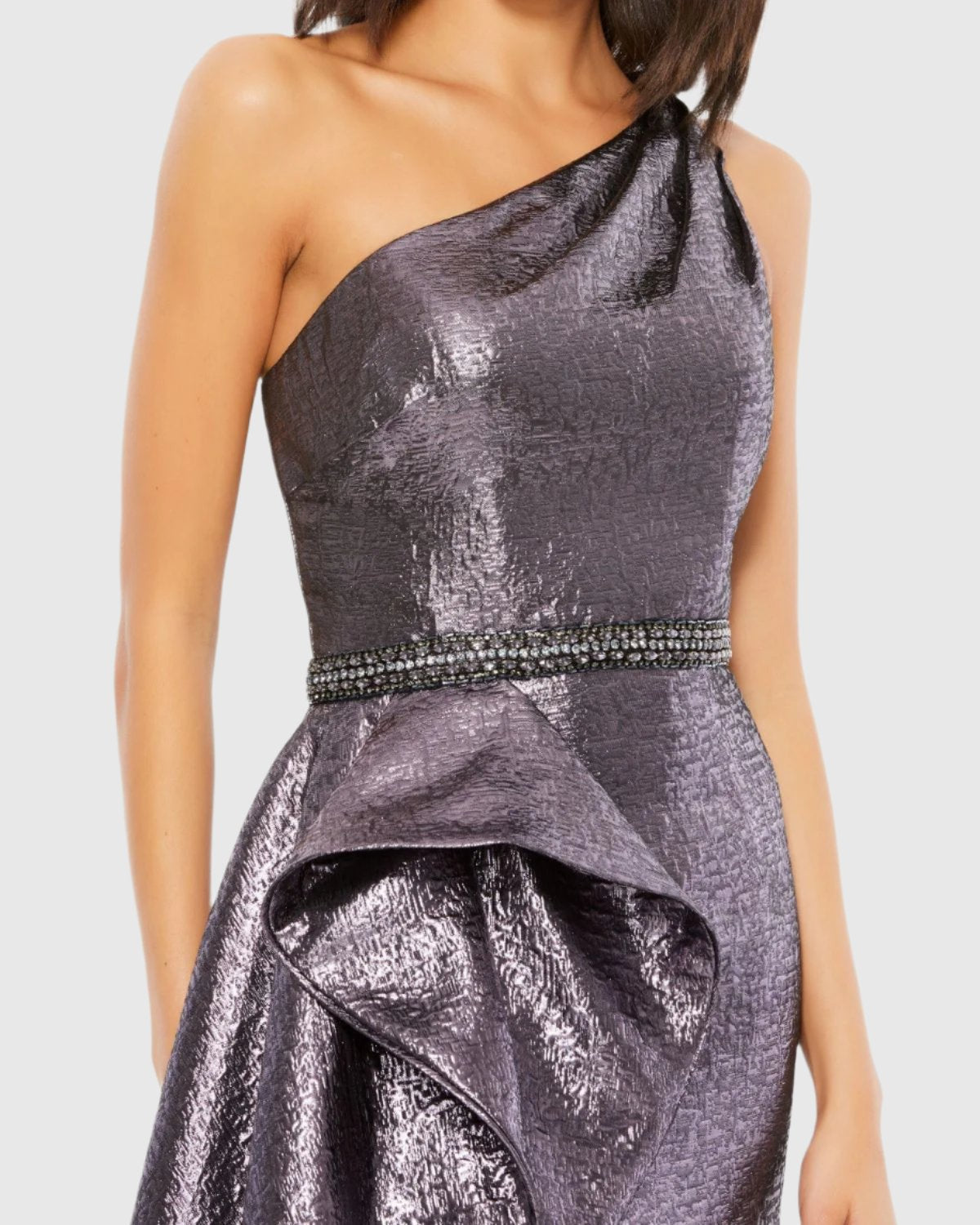 Abendkleid mit One-Shoulder-Träger und Rüschen in Metallic