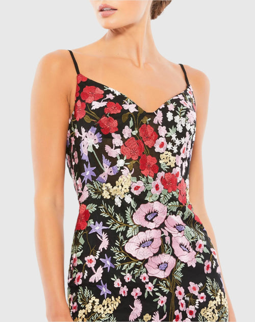 Vestido curto bordado floral com cadarço