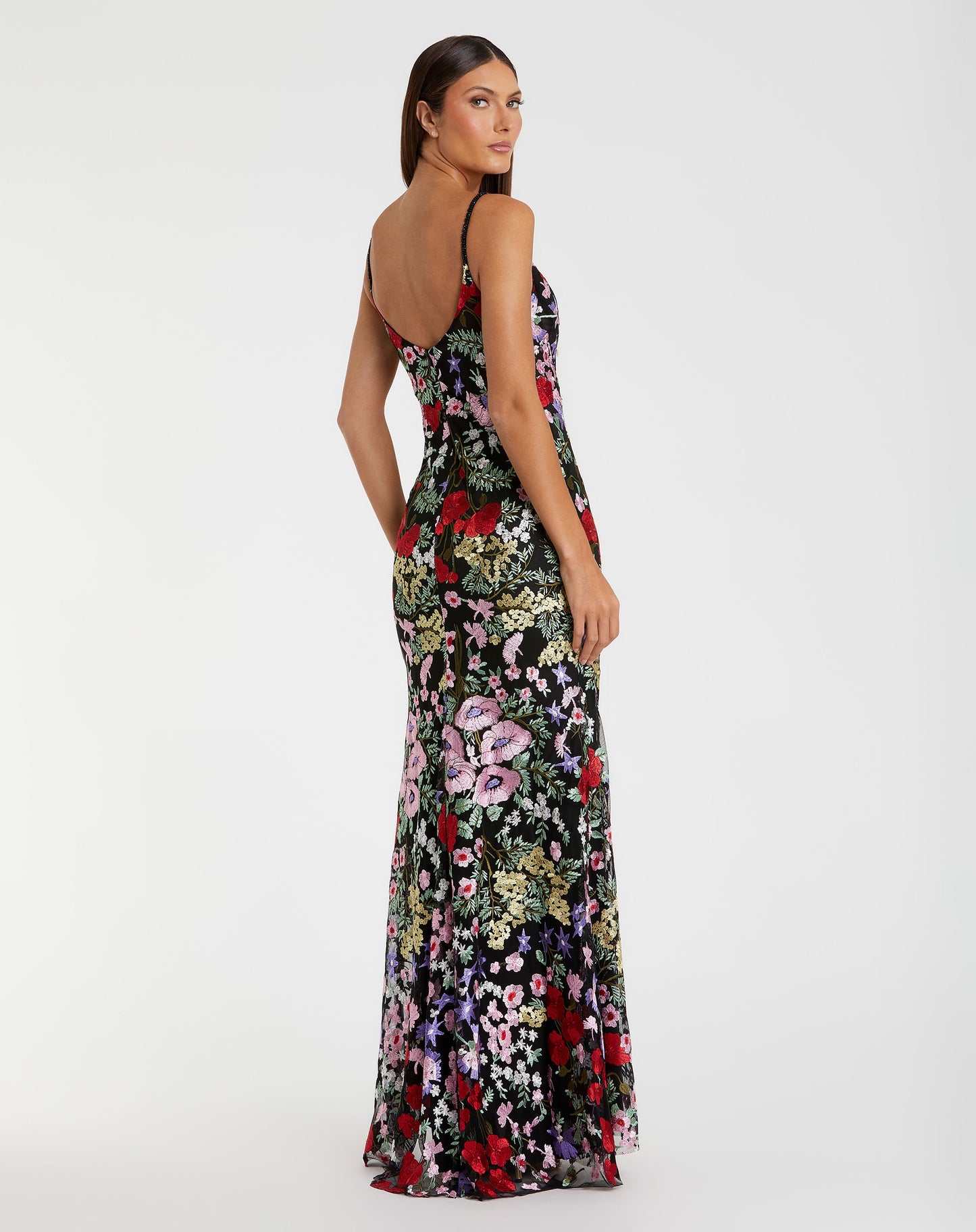 Vestido floral bordado com alças finas e decote em coração