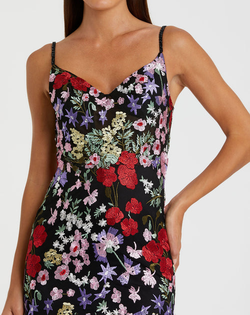 Vestido floral bordado com alças finas e decote em coração