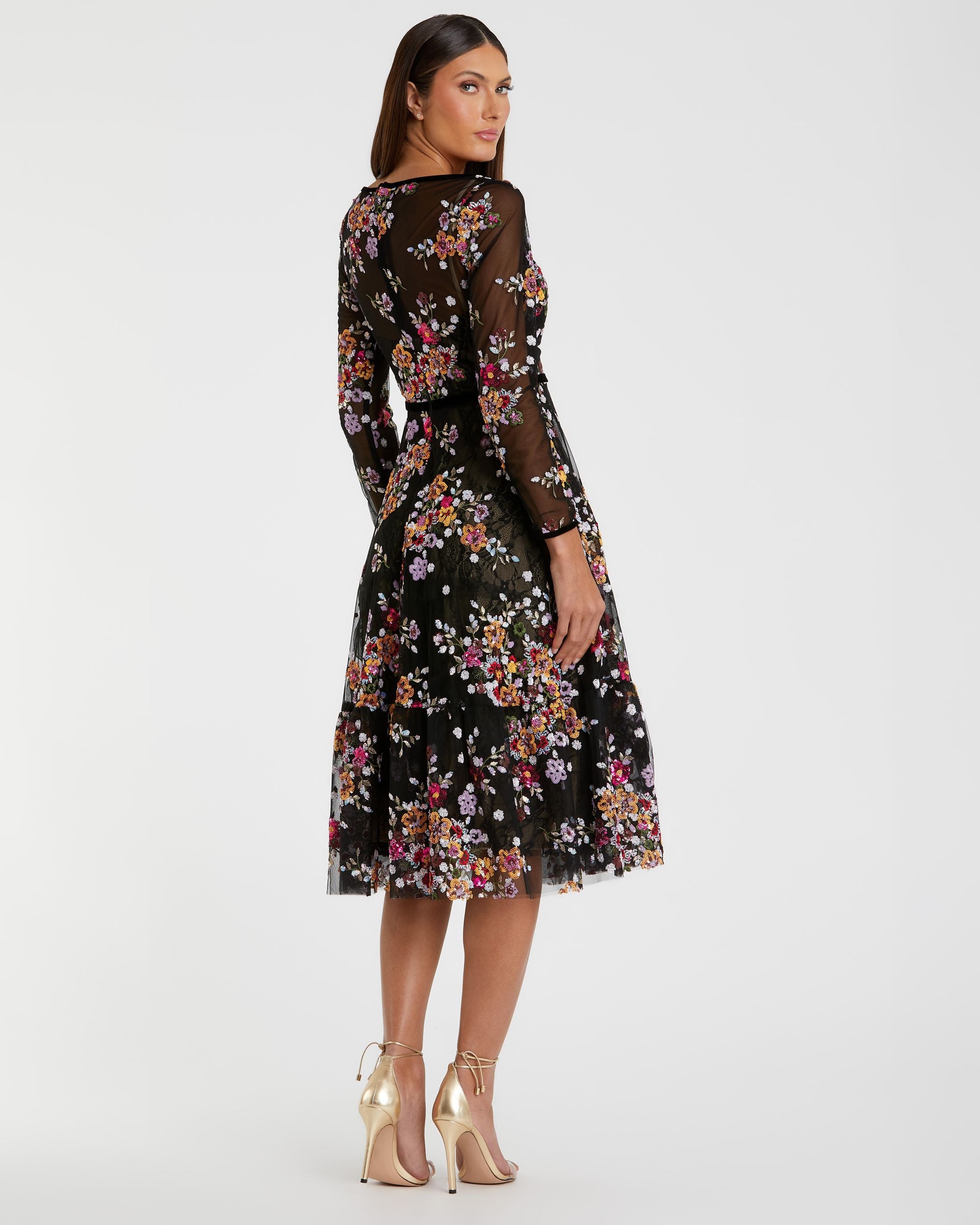 Robe noire longueur thé brodée de fleurs