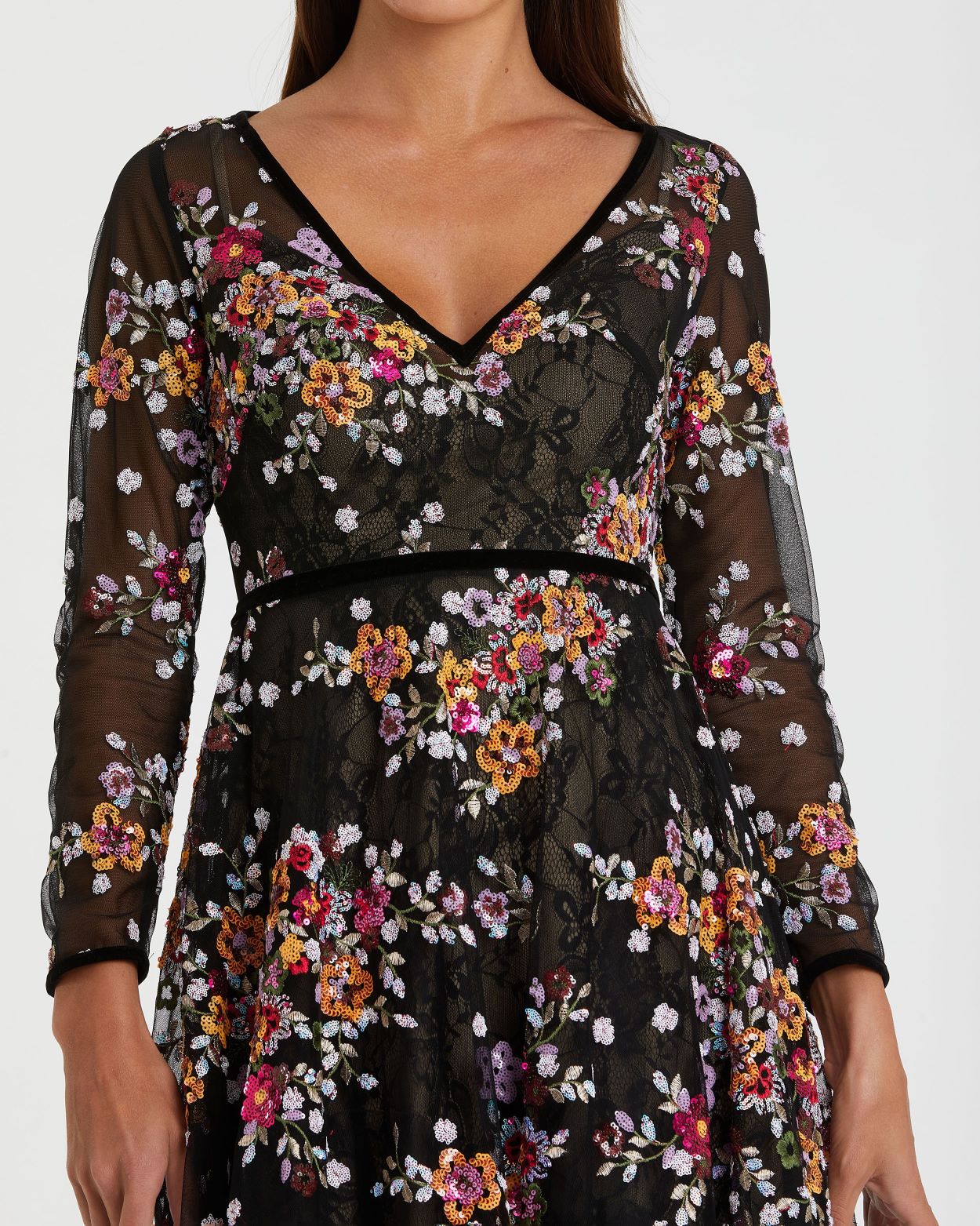 Robe noire longueur thé brodée de fleurs