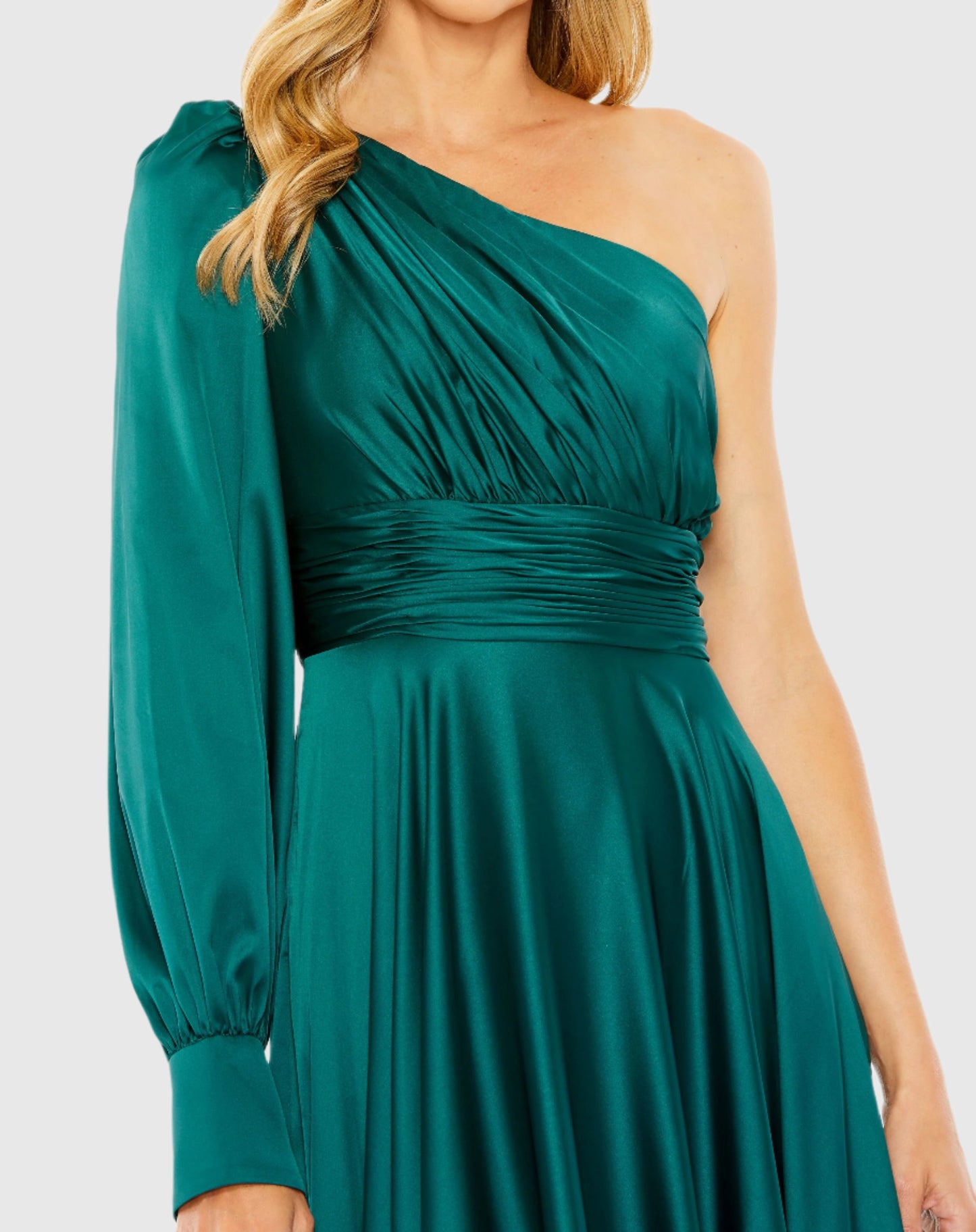 Fließendes Kleid mit One-Shoulder-Träger und Bischofsärmeln