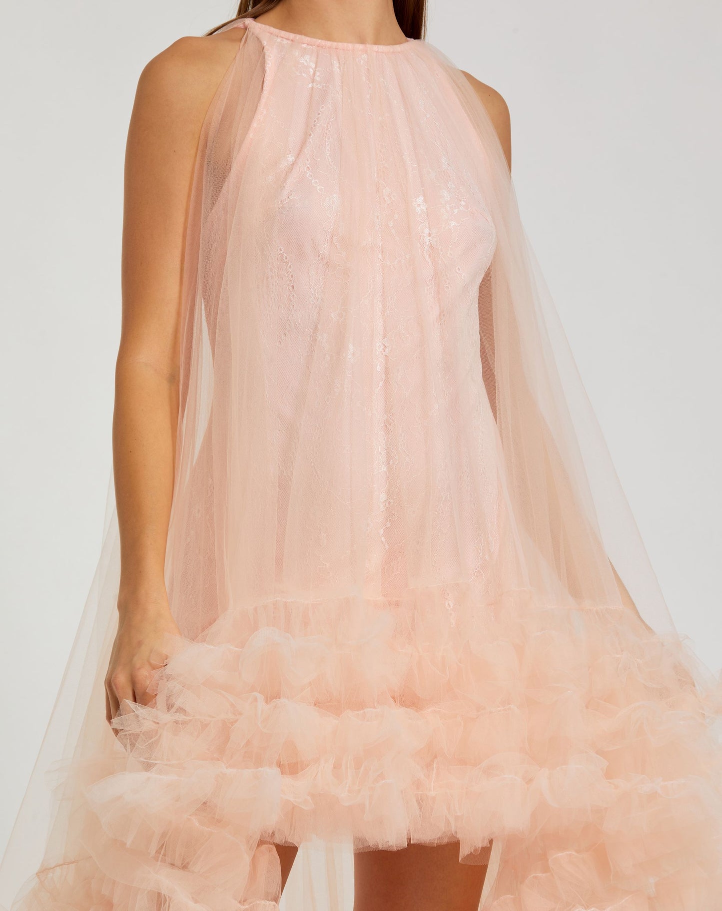 Robe Hi-Lo en tulle à col haut sans manches et ourlet à volants