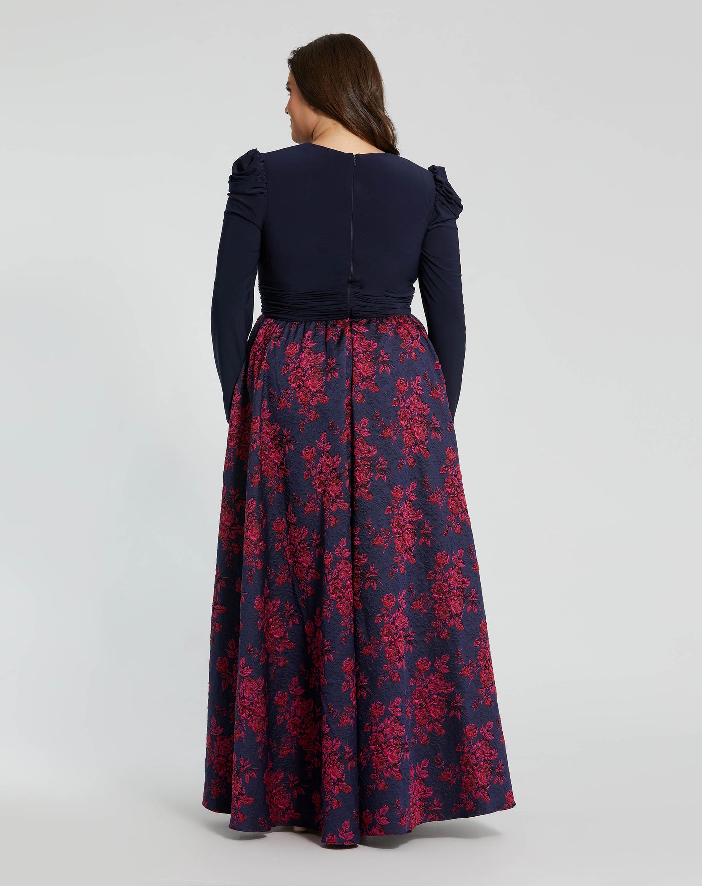 Robe fleurie à manches longues et col noué avec trou de serrure