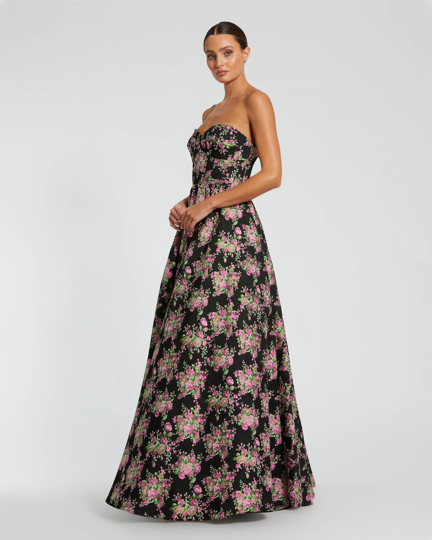 Vestido acampanado floral con brocado y escote corazón sin tirantes