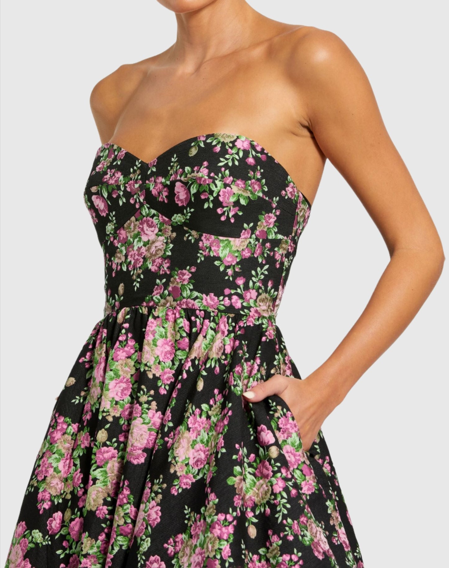 Vestido acampanado floral con brocado y escote corazón sin tirantes