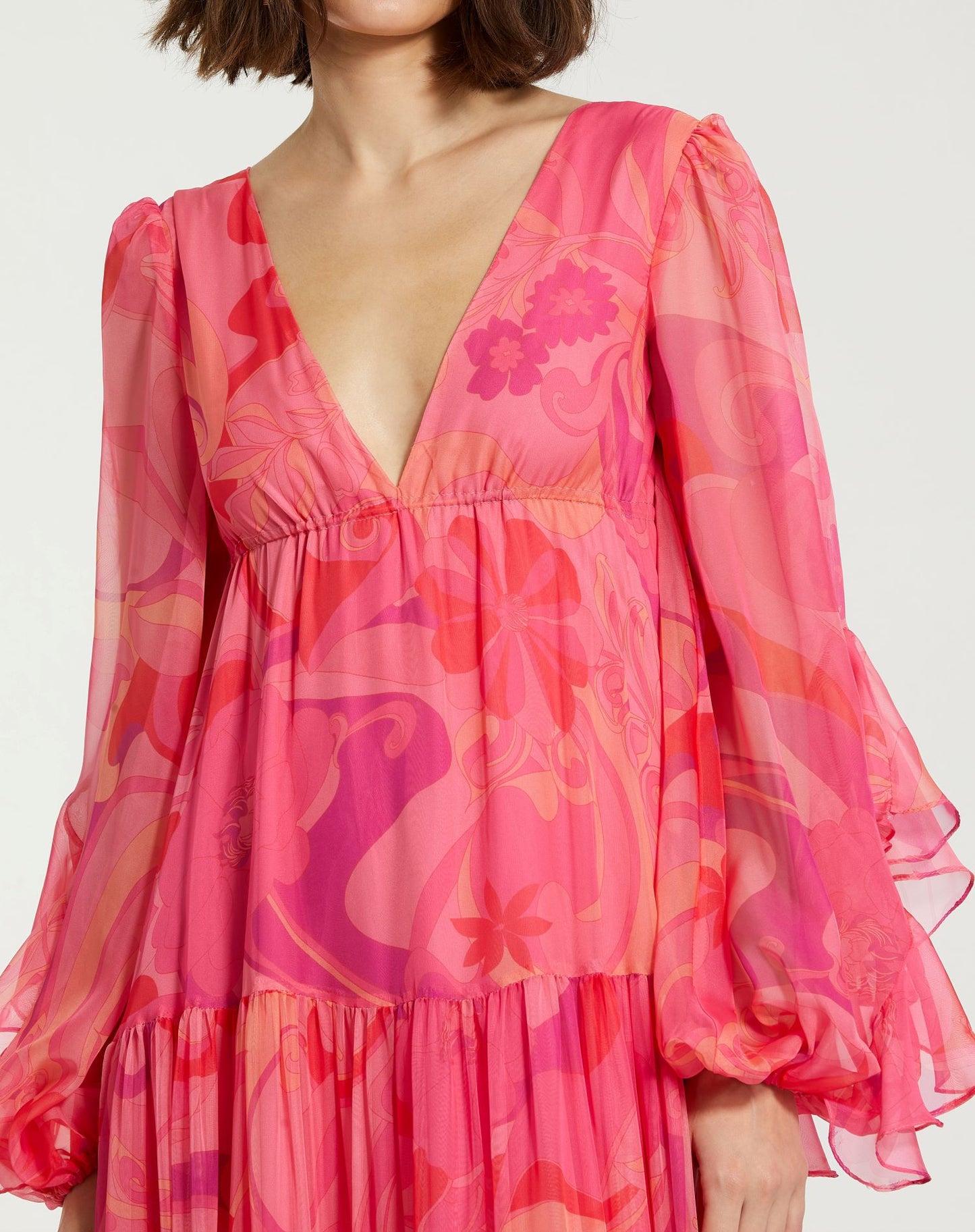 Vestido longo com babados em chiffon estampado com hibisco e manga comprida com decote em V