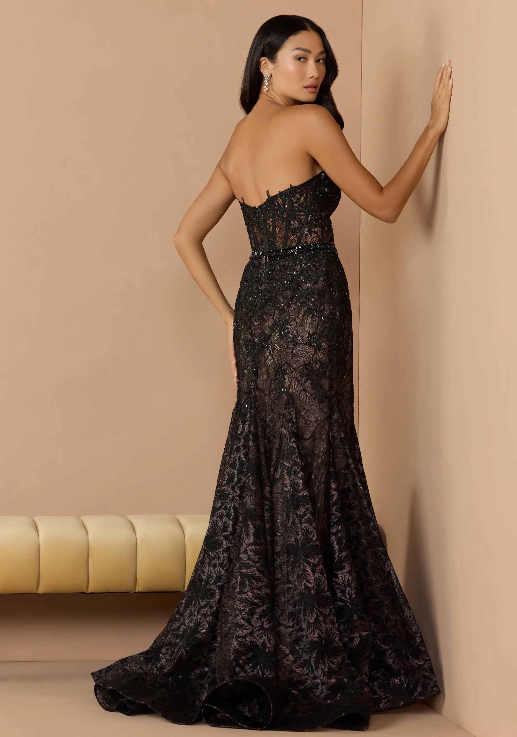 ブラック ビーズレース ストラップレス トランペットガウン | Mac Duggal