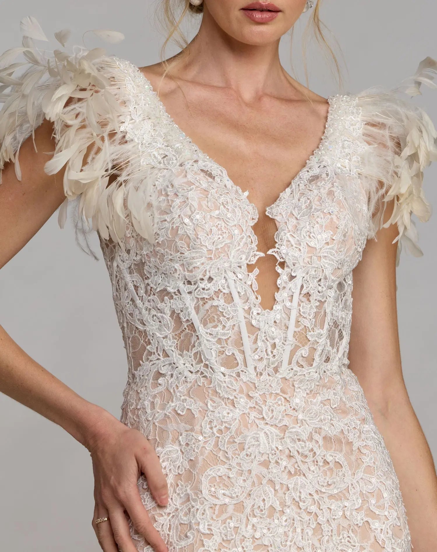 フェザースリーブ付きアイボリーレースマーメイドドレス | Mac Duggal