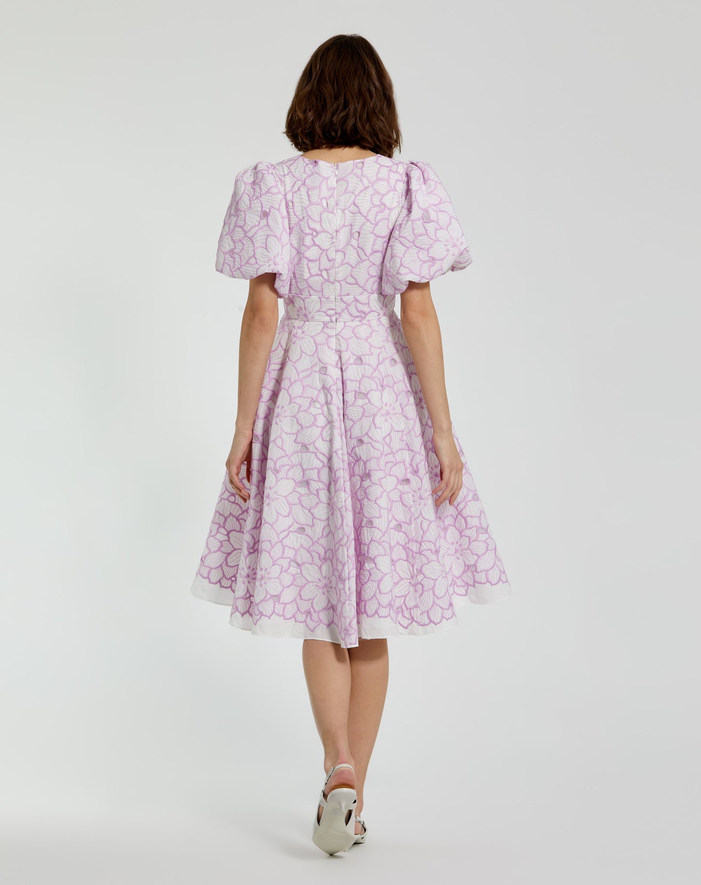 Kleid mit Puffärmeln und Blumenstickerei