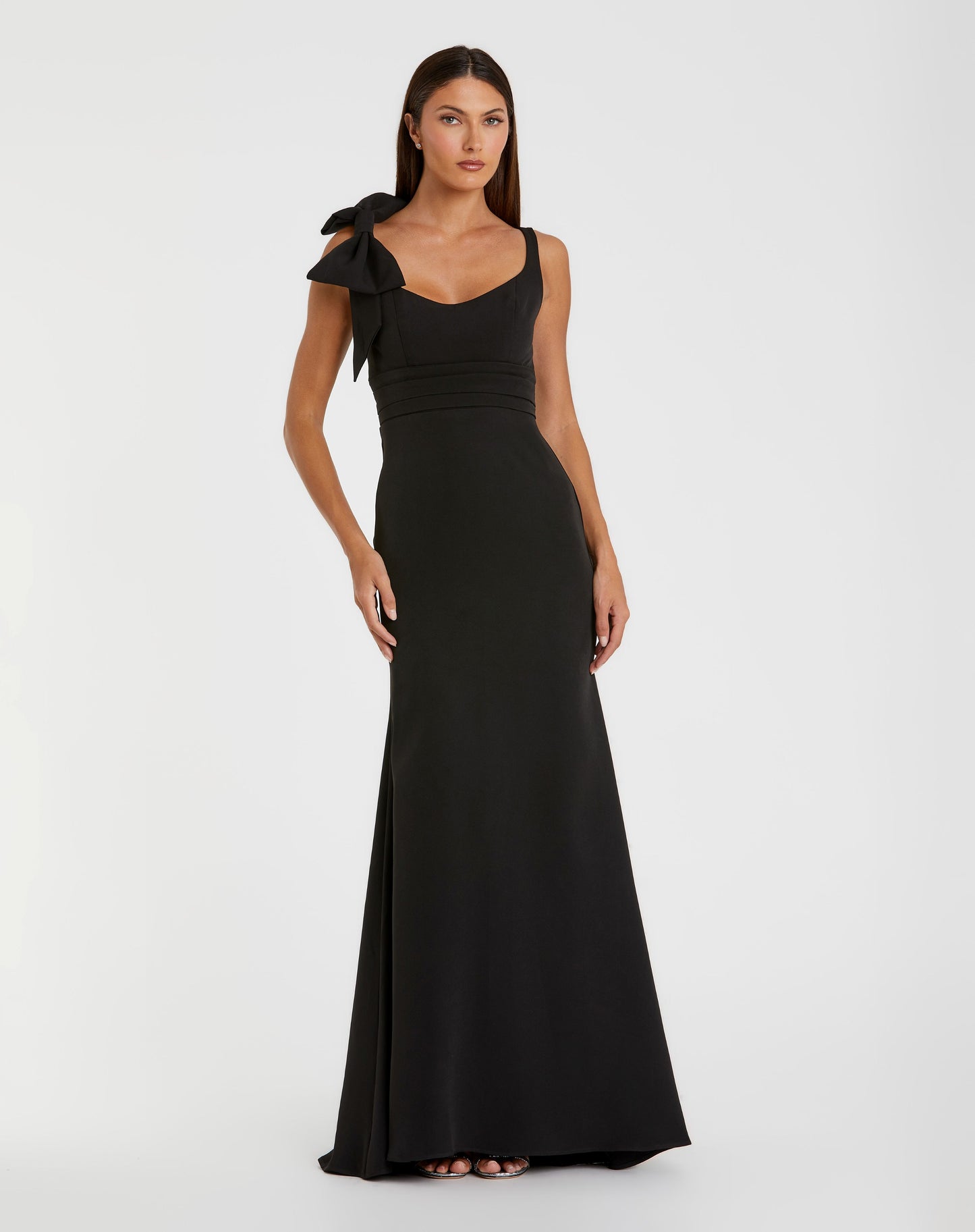 Petite Black Scoop Neck Trumpet Gown With Bow - Ieena for Mac Duggal