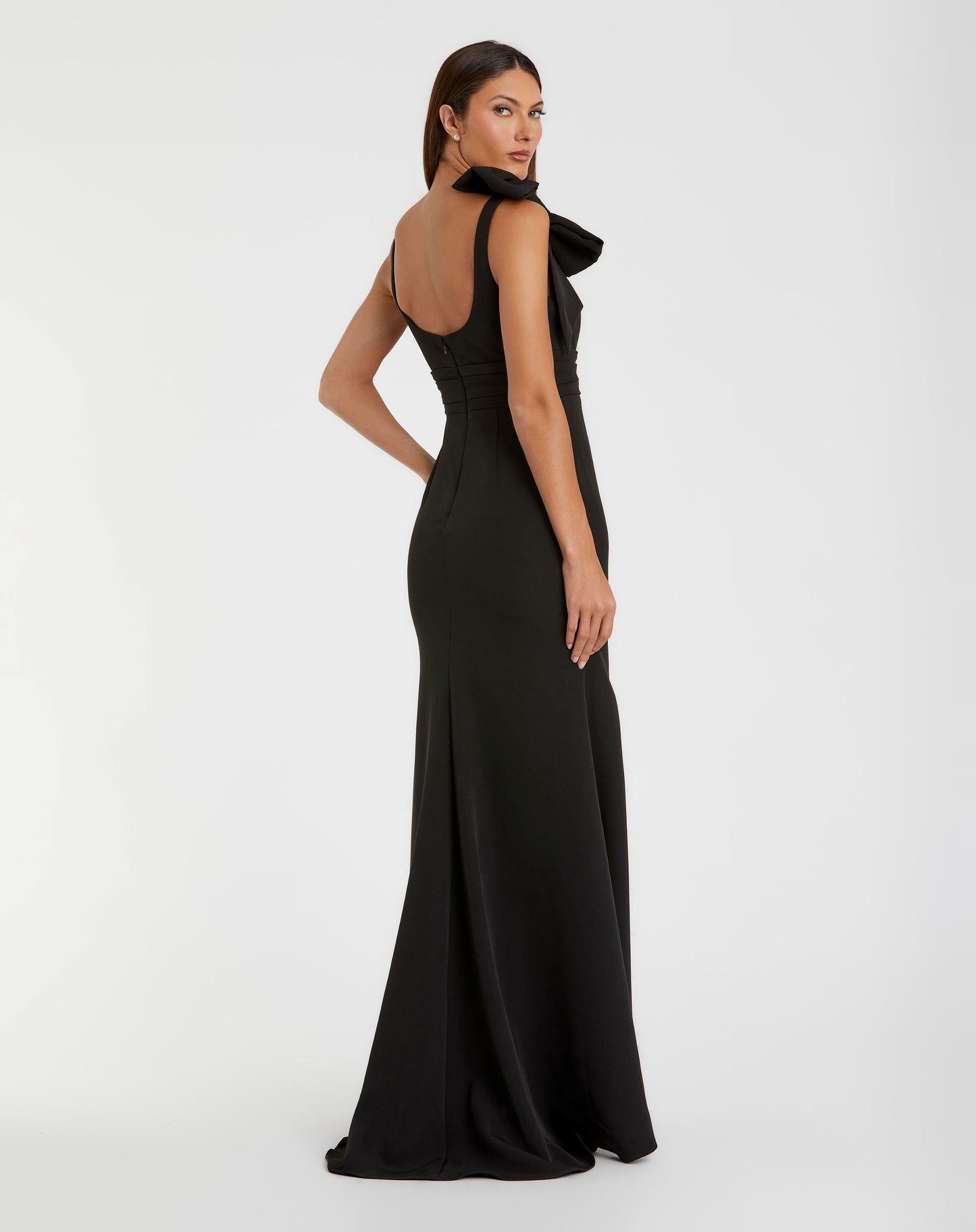 Petite Black Scoop Neck Trumpet Gown With Bow - Ieena for Mac Duggal