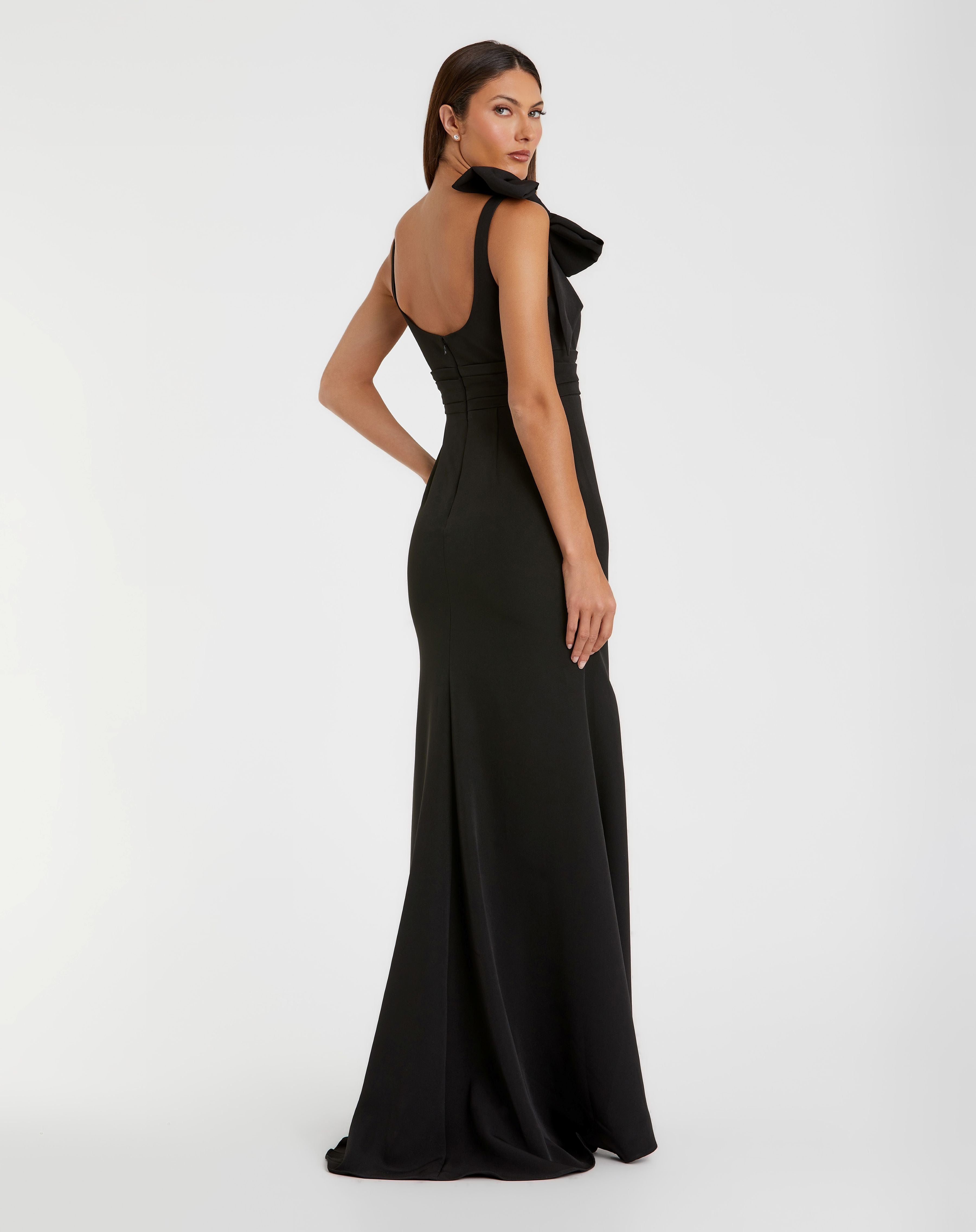Petite Black Scoop Neck Trumpet Gown With Bow - Ieena for Mac Duggal