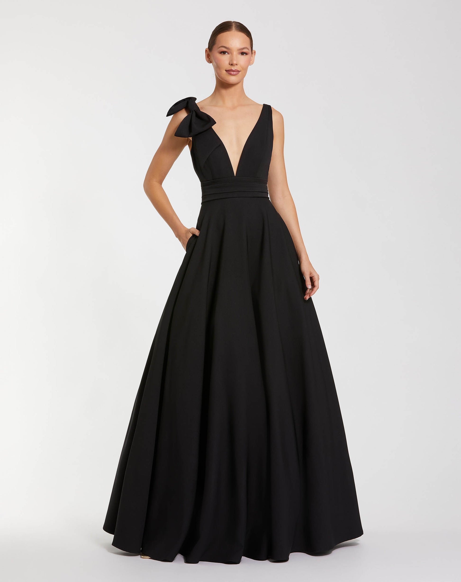 Petite Black Sleeveless Plunge Neck Ball Gown With Bow Detail - Ieena for Mac Duggal
