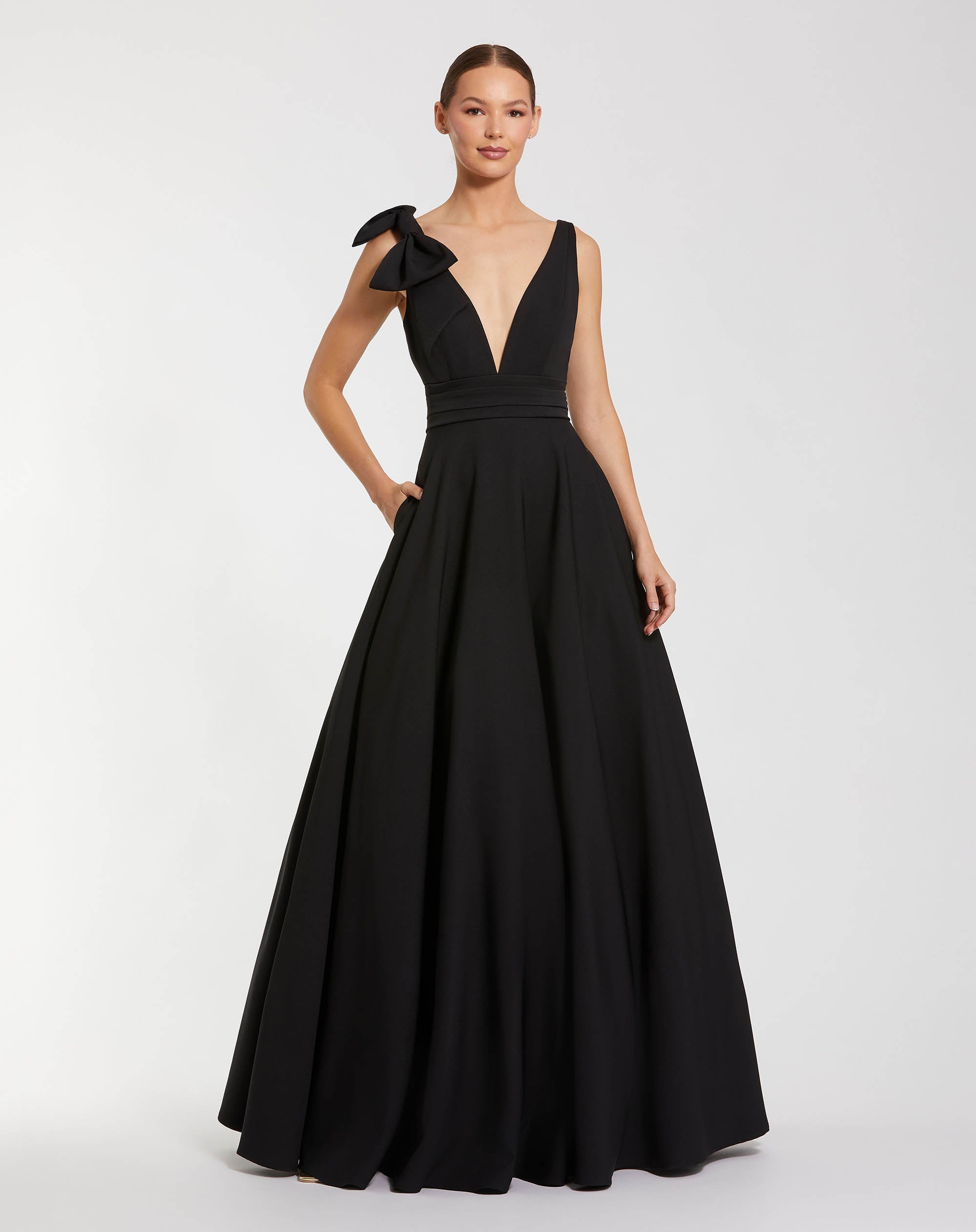 Petite Black Sleeveless Plunge Neck Ball Gown With Bow Detail - Ieena for Mac Duggal
