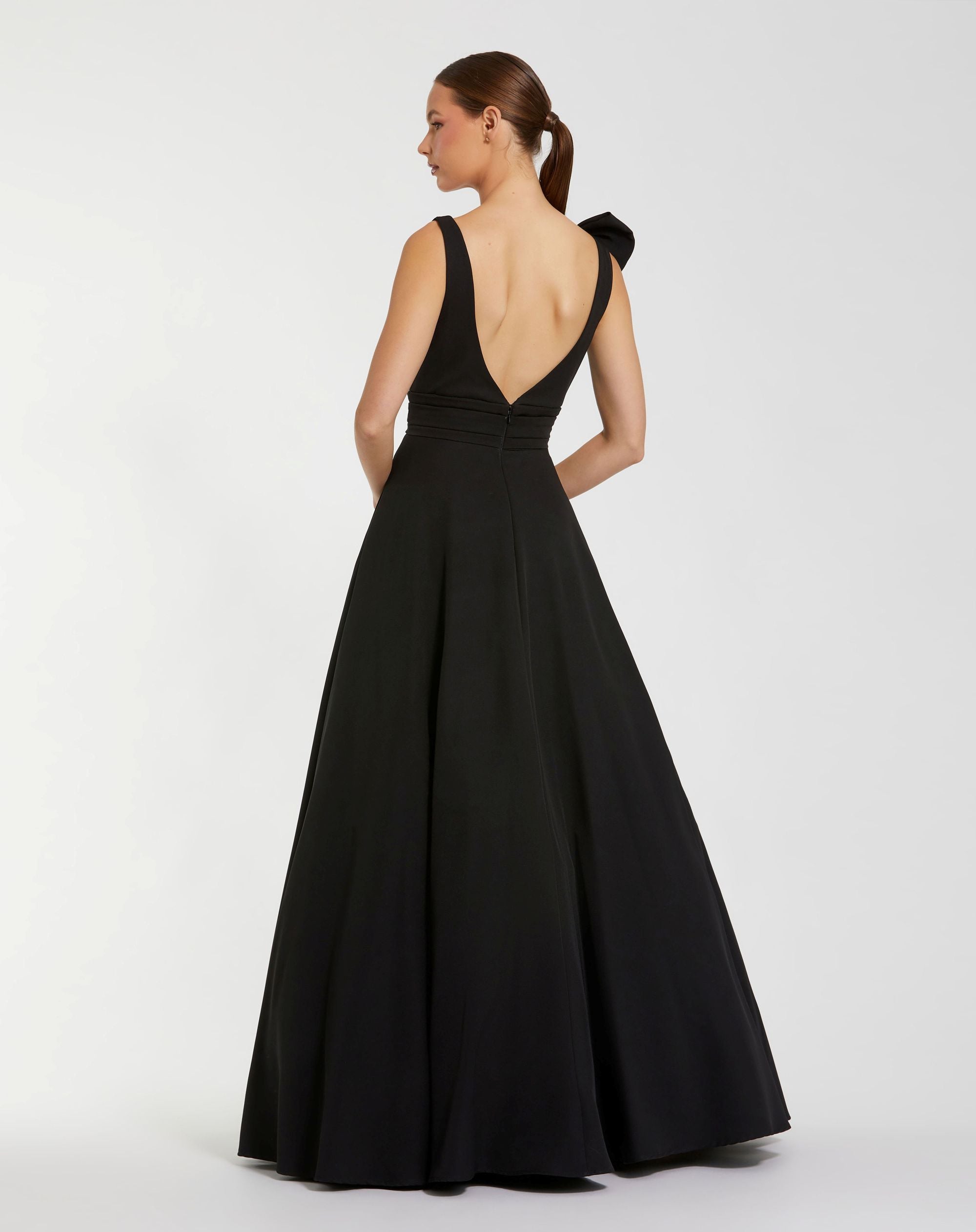 Petite Black Sleeveless Plunge Neck Ball Gown With Bow Detail - Ieena for Mac Duggal