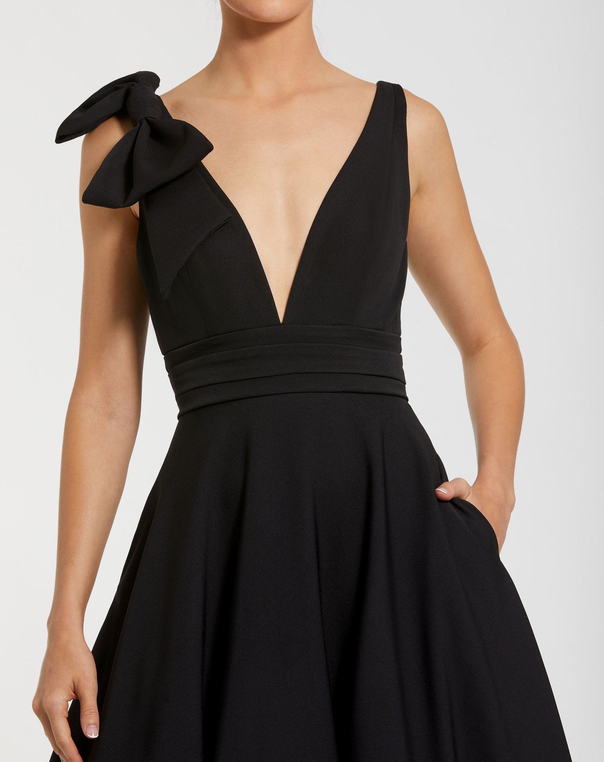 Petite Black Sleeveless Plunge Neck Ball Gown With Bow Detail - Ieena for Mac Duggal