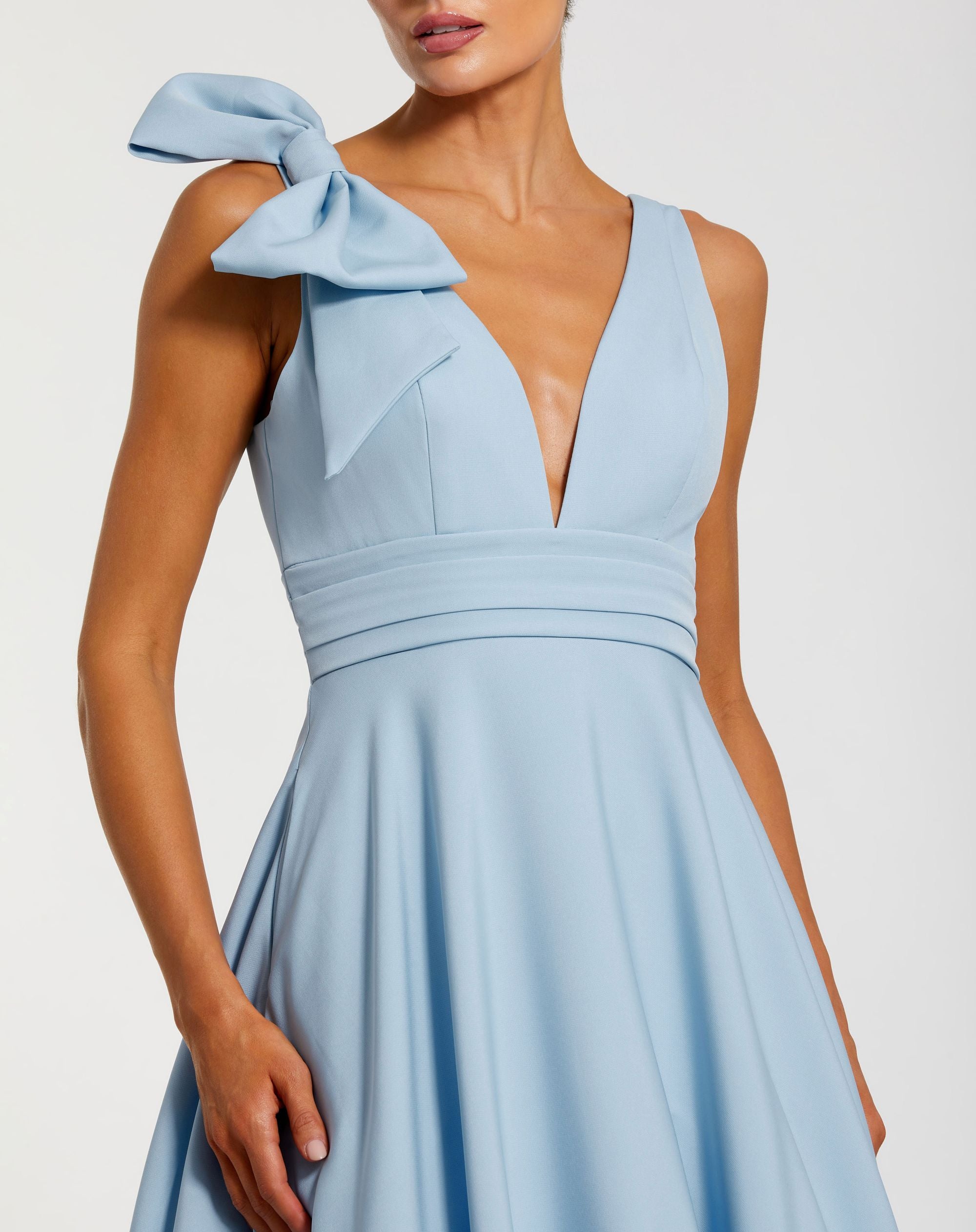Petite Light Blue Sleeveless Plunge Neck Ball Gown With Bow Detail - Ieena for Mac Duggal