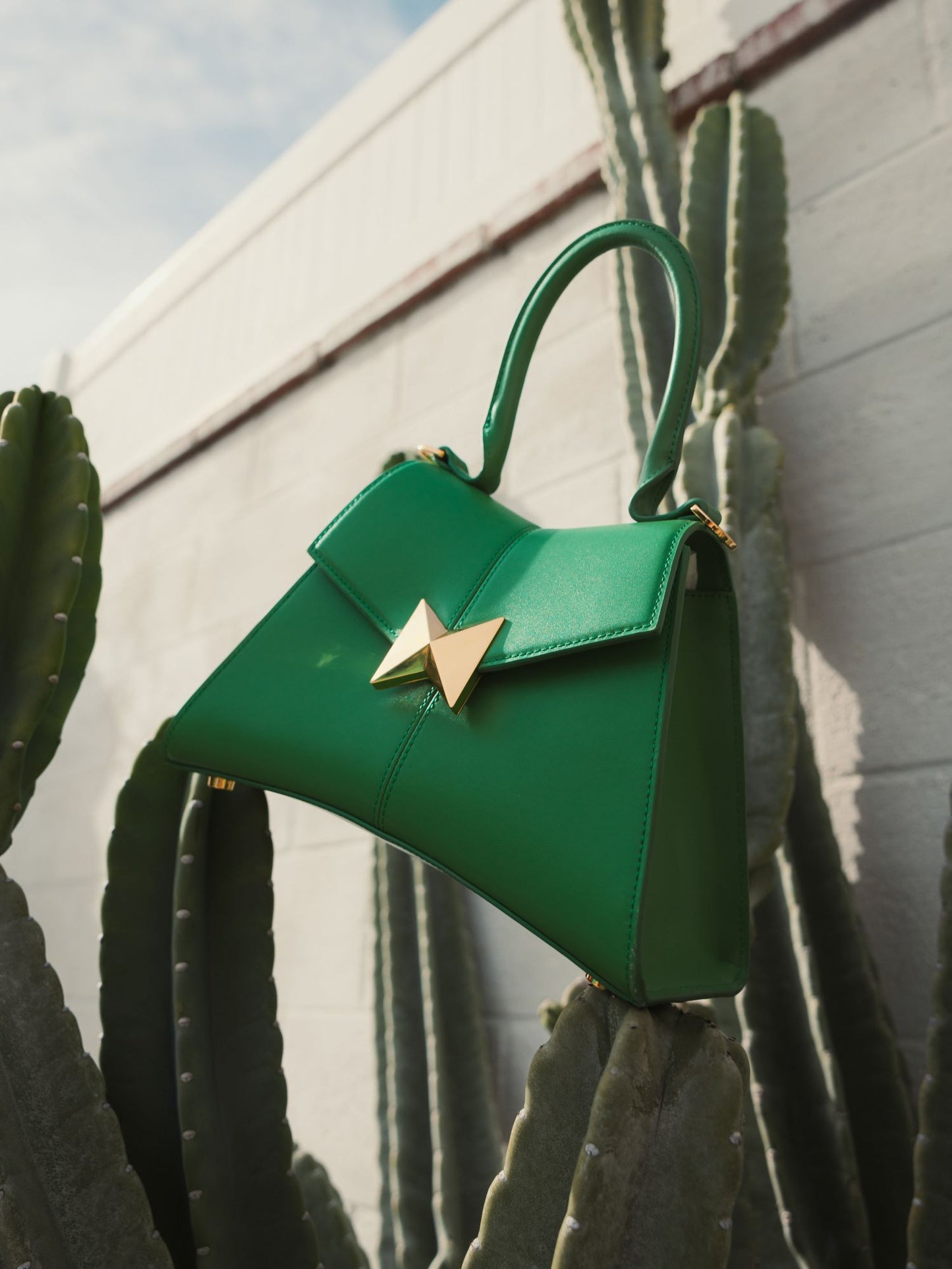 Bolso pequeño angular de piel verde con herrajes dorados