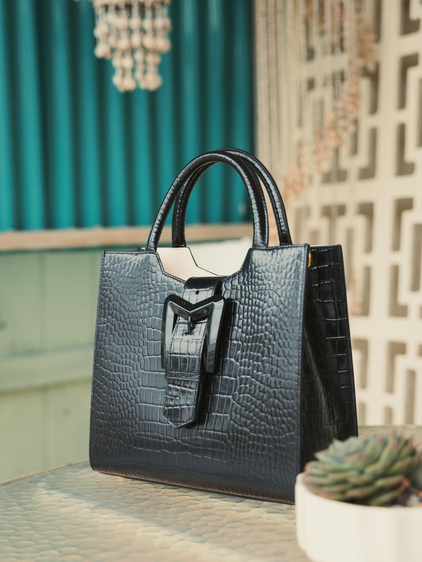 Bolsa tote média de couro preto croco com fivela e alça removível