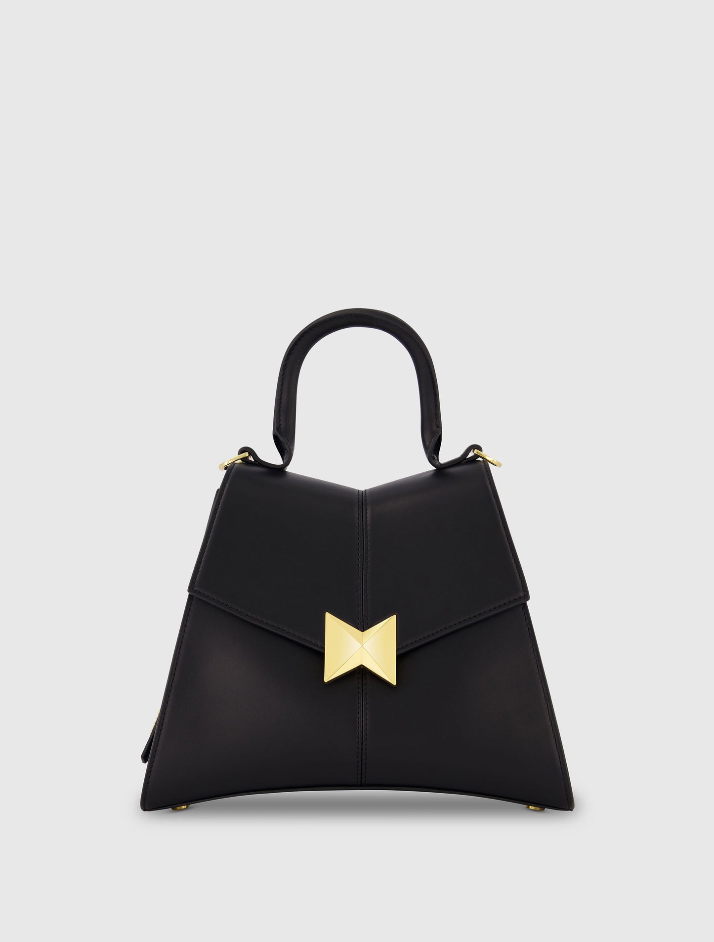 Bolso de mano de piel negra angular de tamaño mediano con herrajes dorados