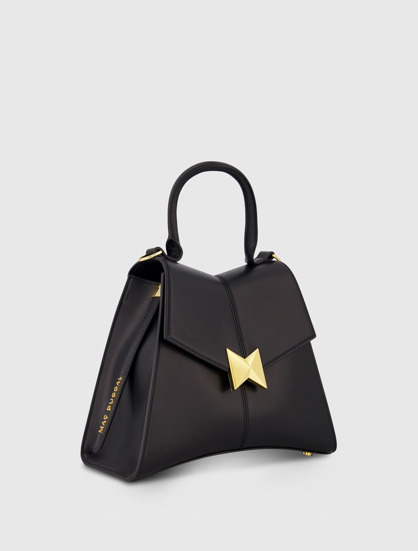 Bolso de mano de piel negra angular de tamaño mediano con herrajes dorados