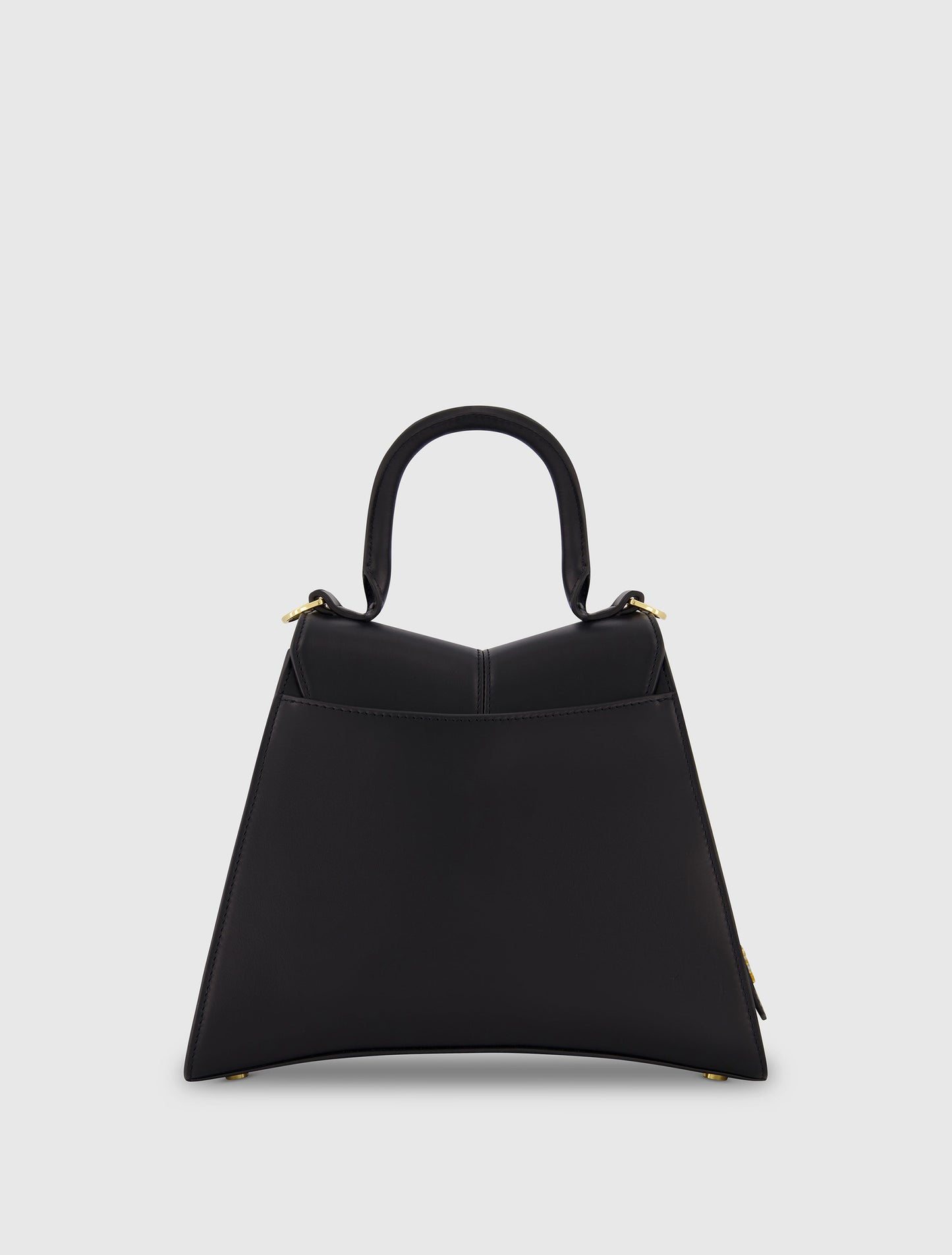 Bolso de mano de piel negra angular de tamaño mediano con herrajes dorados