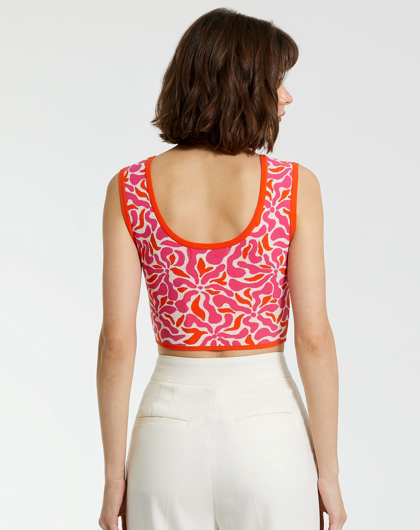 Regata cropped de malha floral sem mangas