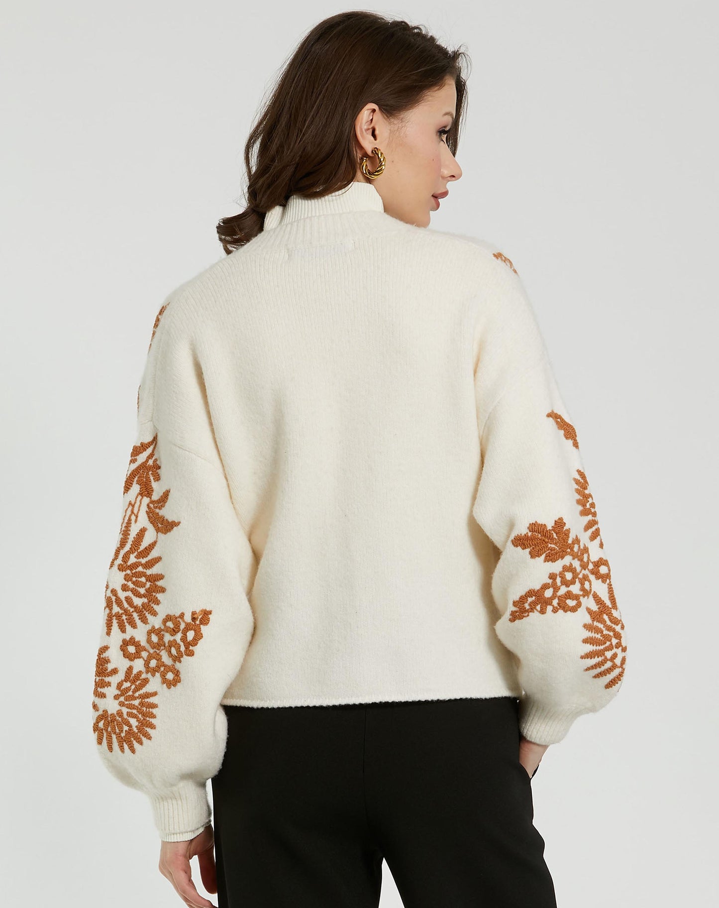 Kurzer Strickcardigan mit floralen Details