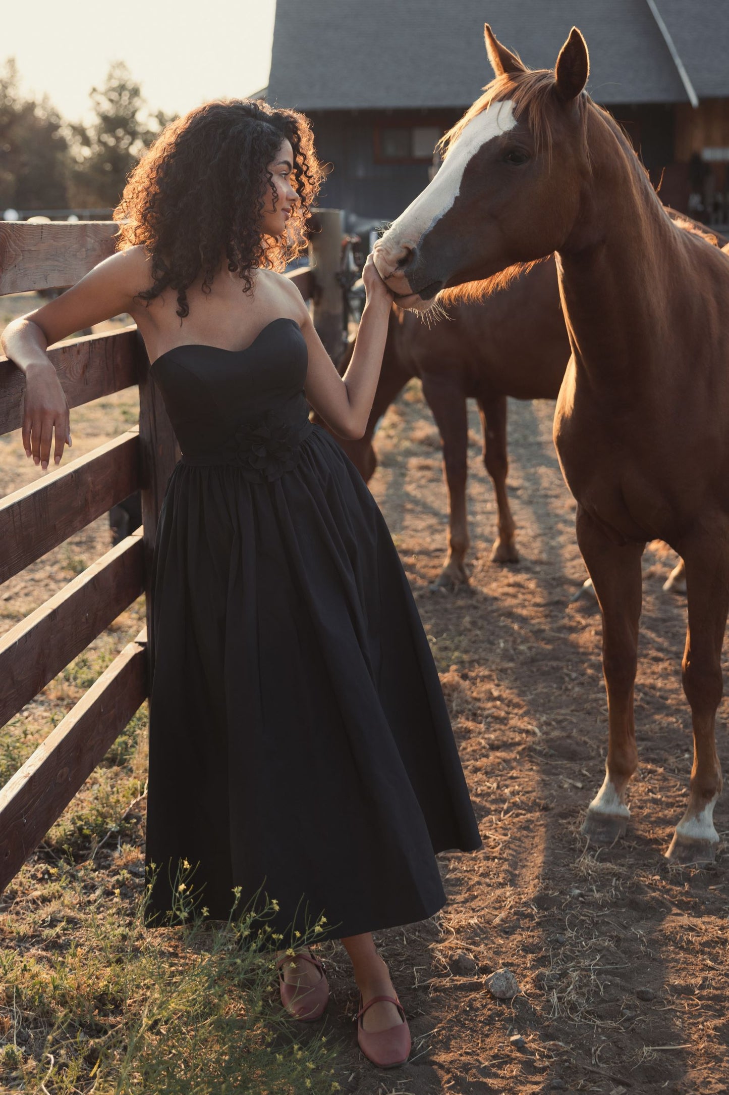 Vestido midi acampanado sin tirantes de Faille con rosa en 3D